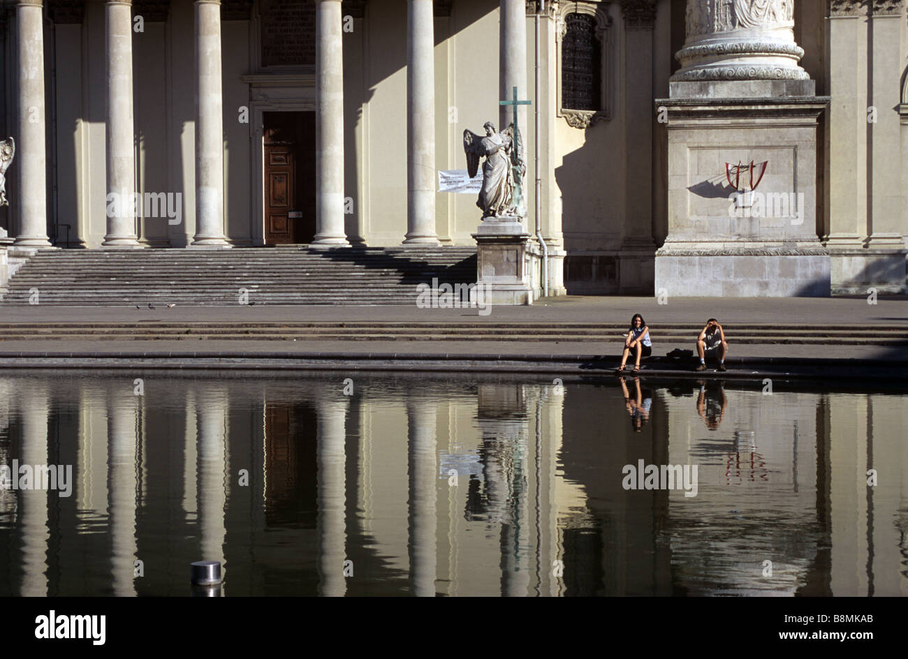 Réflexions de la Karlskirche Baroque ou Saint Charles' Church (1716-37) par Fischer von Erlach, Vienne, Autriche Banque D'Images Réflexions de la Karlskirche Baroque ou Saint Charles' Church (1716-37) par Fischer von Erlach, Vienne, Autriche Banque D'Images