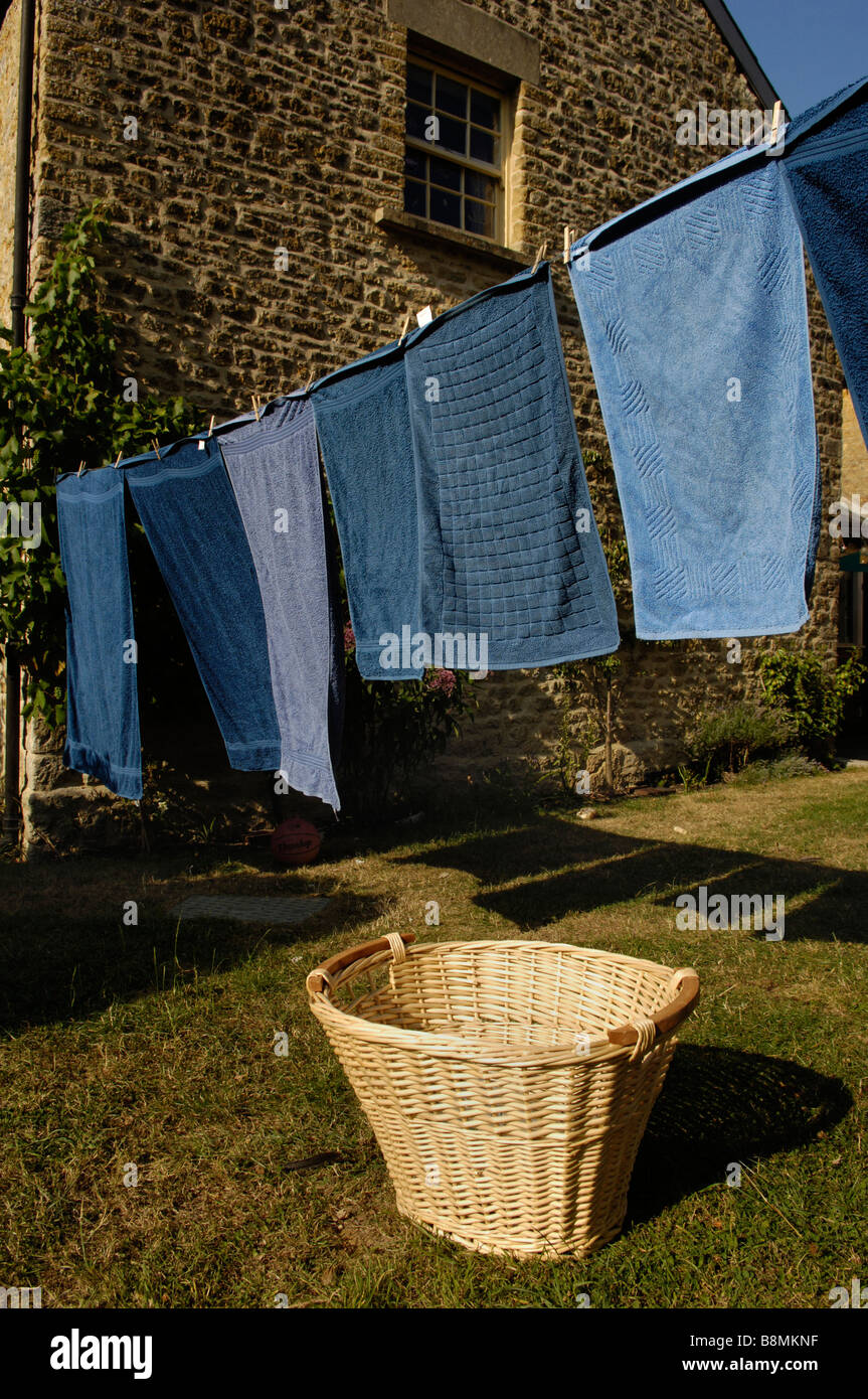 Serviettes bleu sur une ligne de lavage Banque D'Images