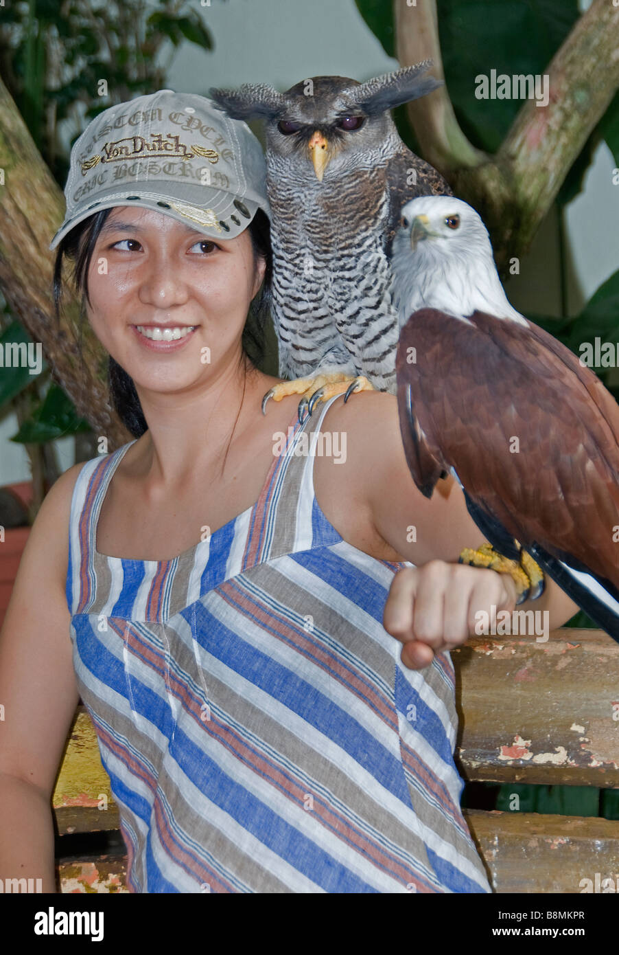 Femme sourire avec jardin d'Eagle Lake au cœur de Kuala Lumpur Deer Park Oiseaux Papillon jardin. Banque D'Images