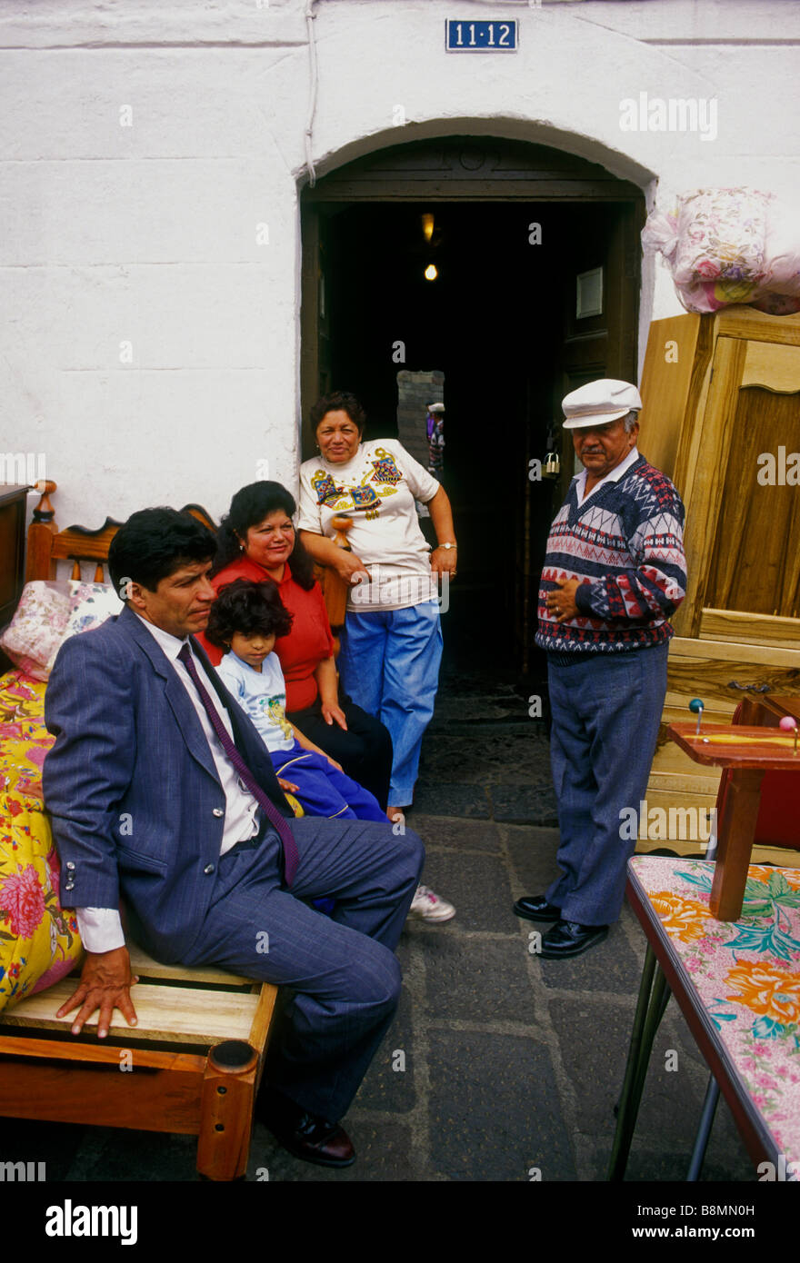 Ecuadorans, peuple équatorien, travaillant au magasin de meubles, marché aux puces, quartier de La Ronda, Quito, Pichincha Province, l'Équateur, en Amérique du Sud Banque D'Images