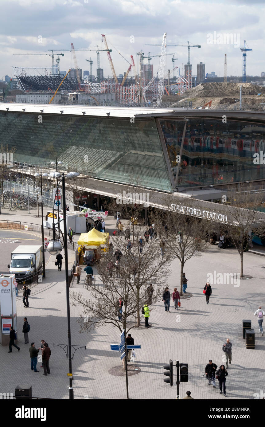 UK.La gare de Stratford avec en arrière-plan de la construction du parc olympique à Newham Londres,Photo © Julio Etchart Banque D'Images