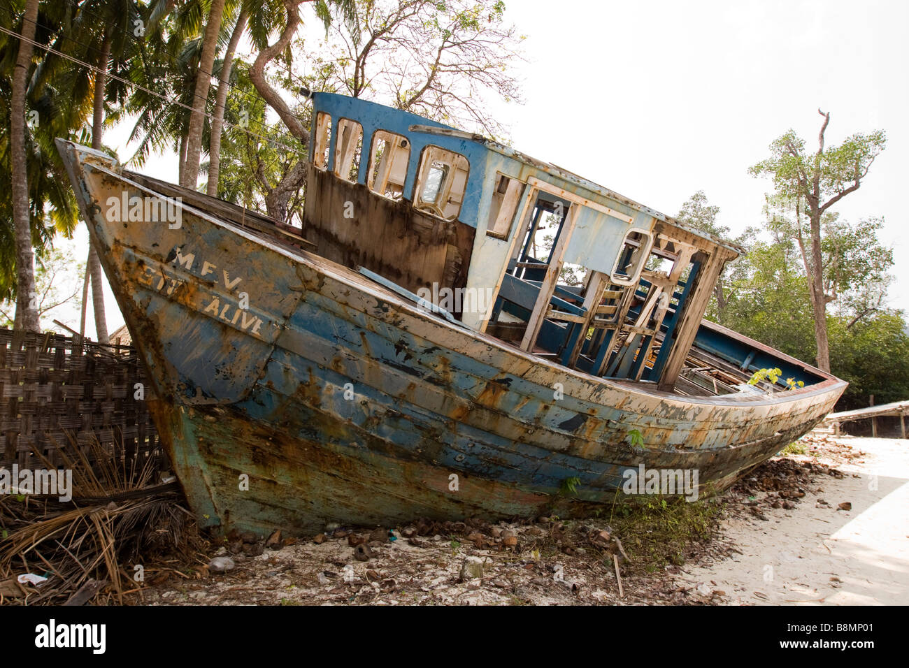 Andaman et Nicobar Inde île Havelock vieille épave bateau de pêche en bois encore en vie pour le bois récupéré Banque D'Images