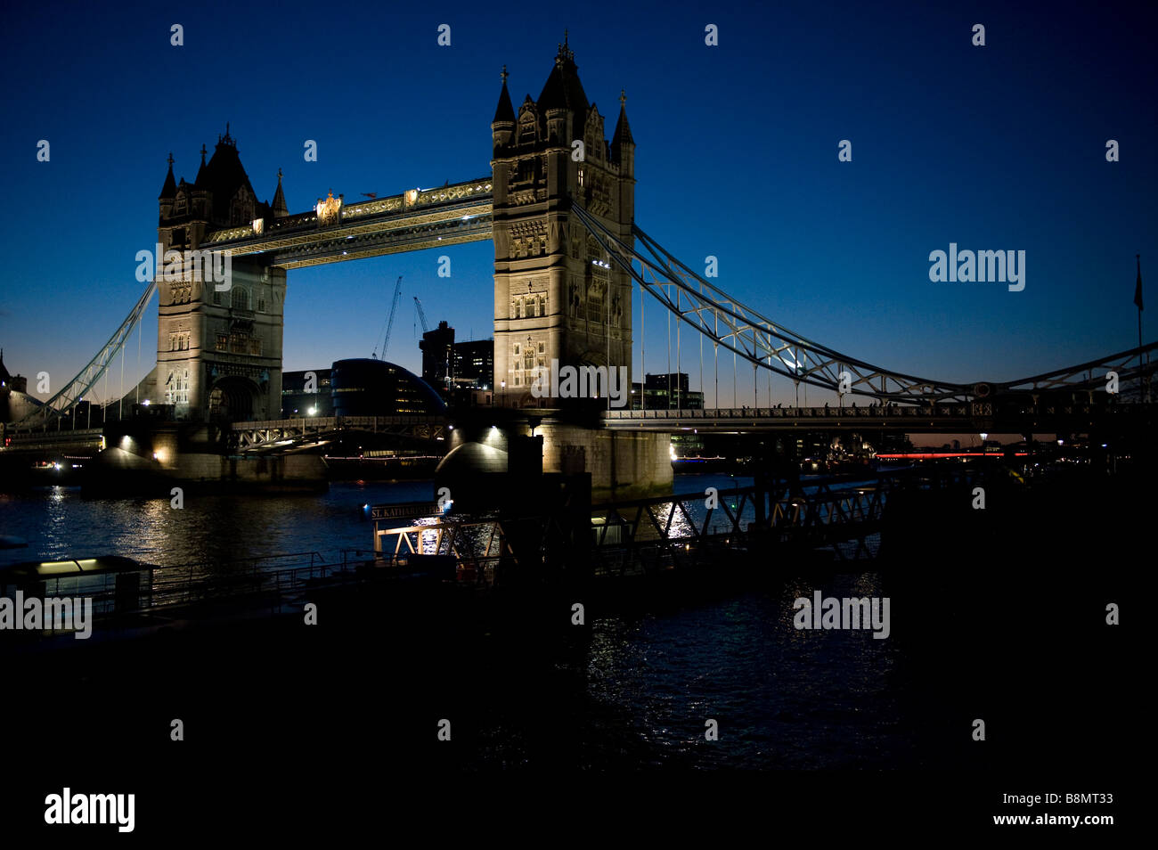 Tower Bridge sur la Tamise à Londres dans la nuit avec la lune le pont s'ouvre pour l'expédition de passer par Banque D'Images