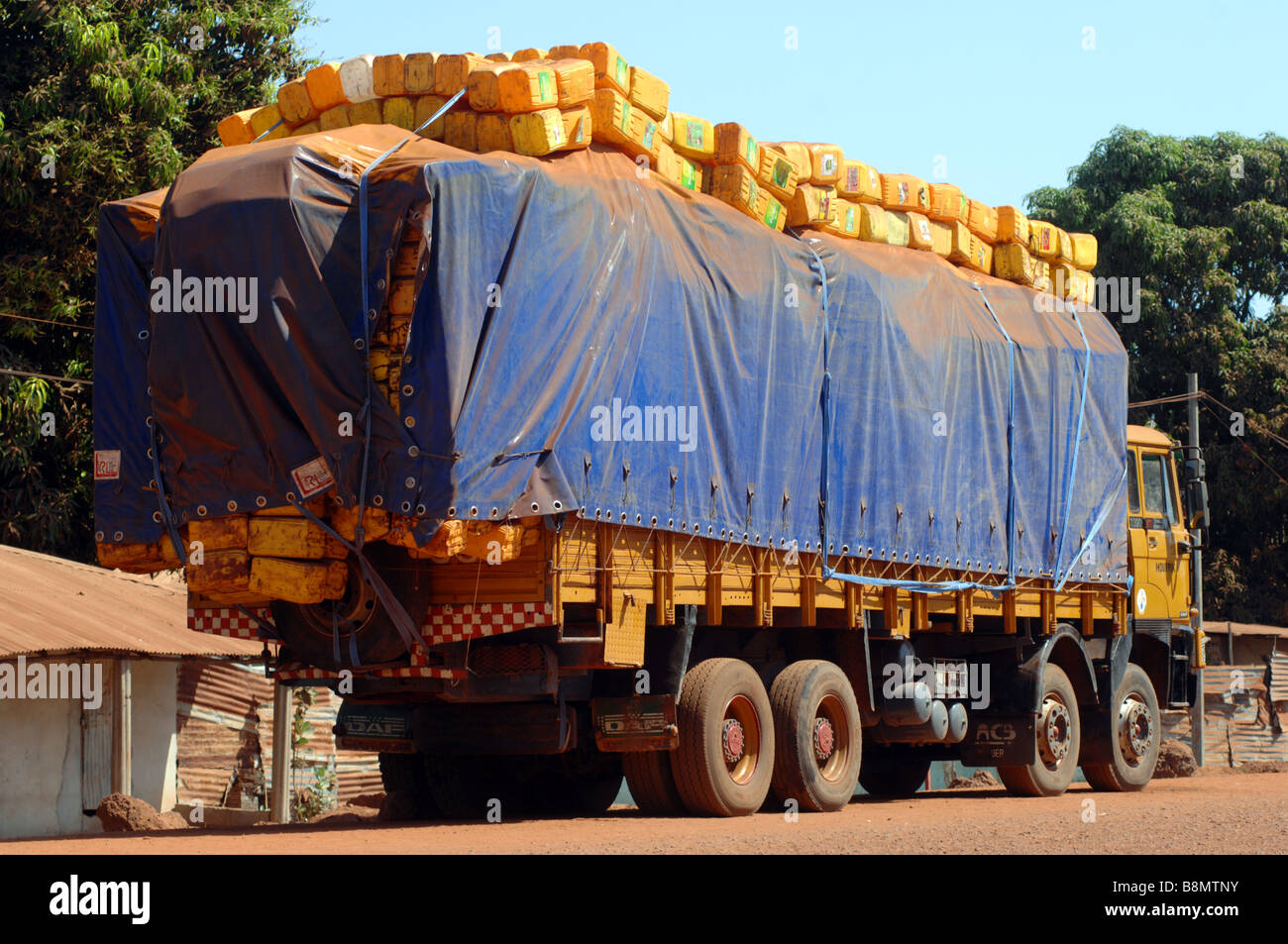 Camion lourdement chargé, la Gambie "Afrique de l'Ouest" Banque D'Images