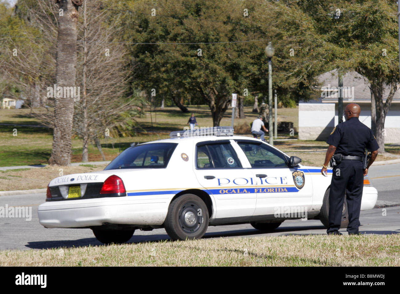Agent de police et une voiture de police dans la région de Ocala en Floride USA Banque D'Images
