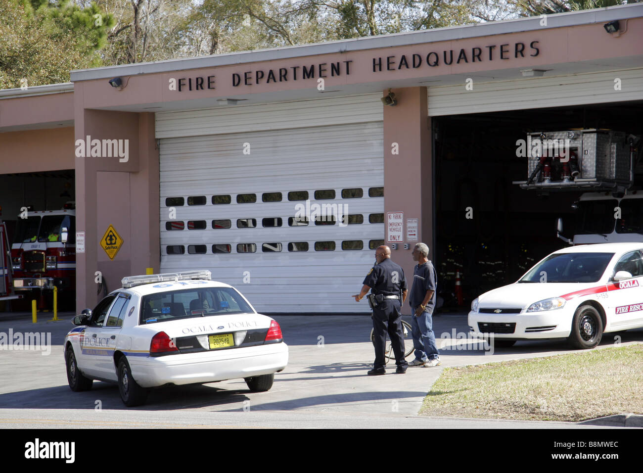 Ocala agent de police à l'extérieur de l'Administration centrale du Service d'incendie d'Ocala en Floride USA Banque D'Images