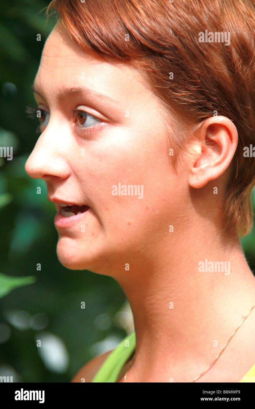 Femme donnant un cours sur le terrain. Banque D'Images