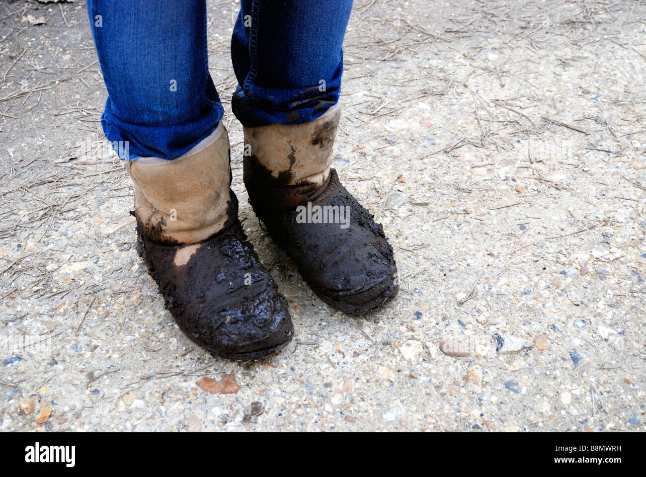 Un très boueux paire de bottes ugg Photo Stock - Alamy