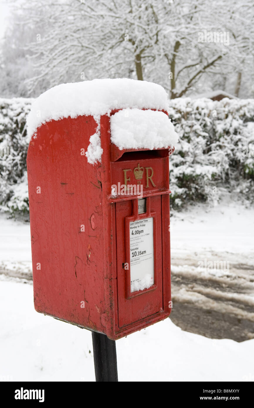 Royal Mail post box rouge dans la neige Banque D'Images