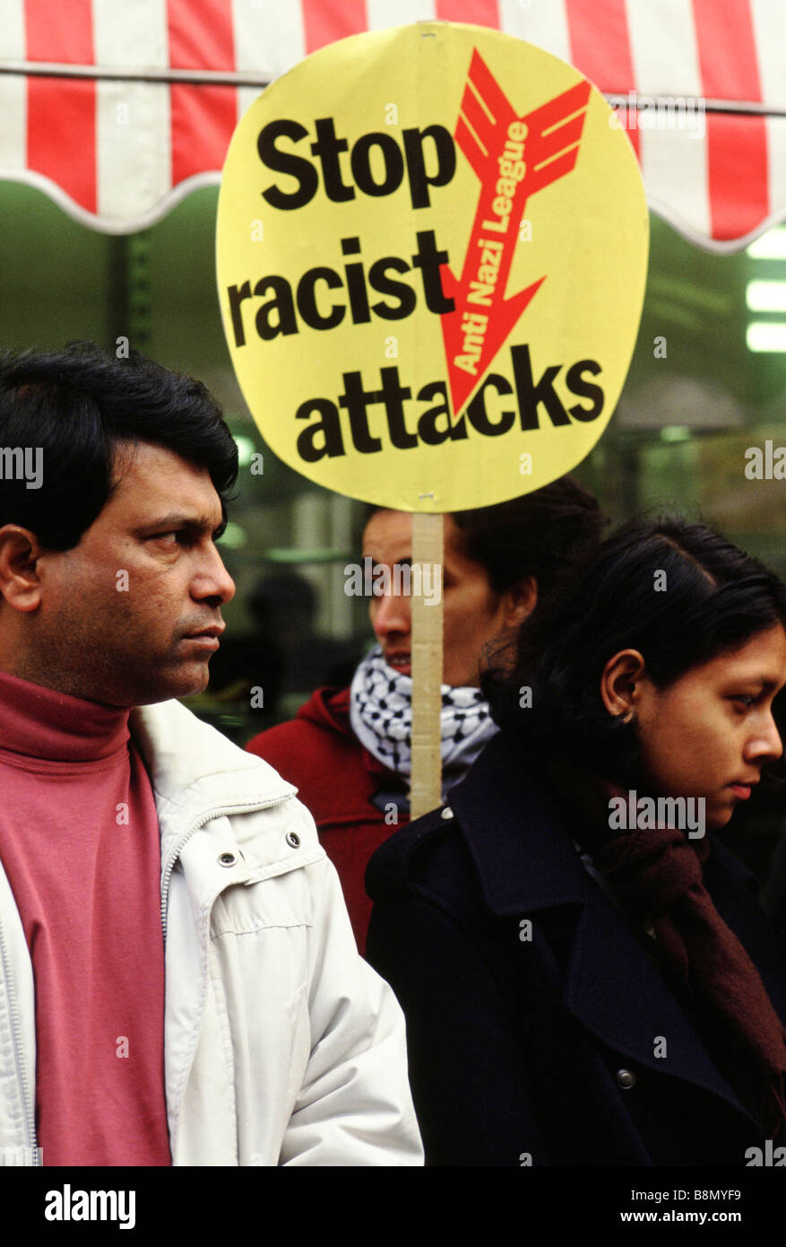 Tower Hamlets, Londres, Royaume-Uni. Les membres de la Ligue nazie Anti (ANL) protestation sur Brick Lane contre des attaques racistes sur la communauté locale. Banque D'Images