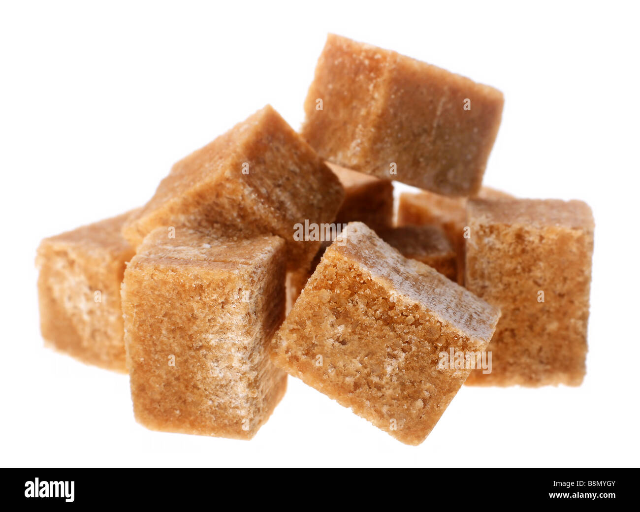 Cube de sucre brut vue rapprochée sur fond blanc Banque D'Images