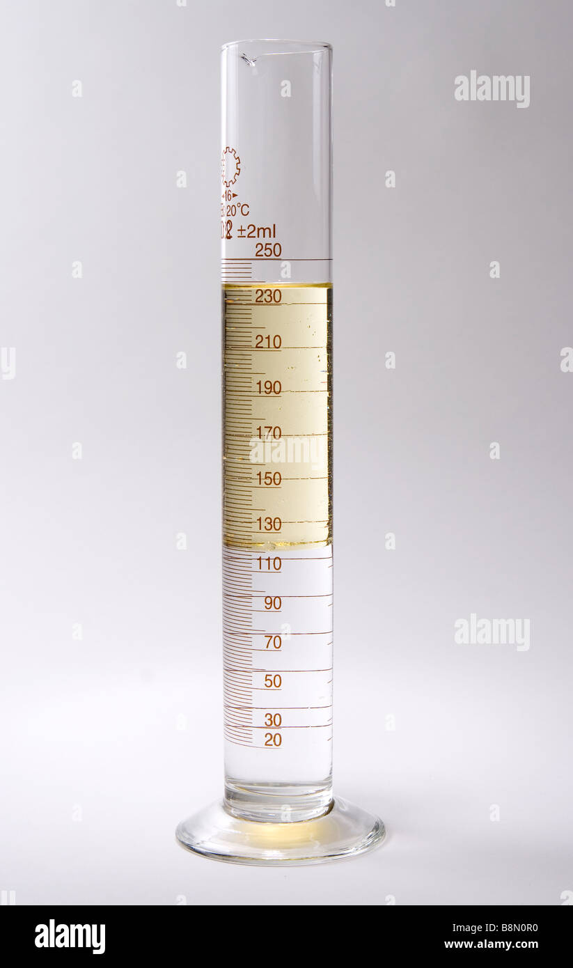 Parce qu'il est moins dense, de l'huile végétale flotte sur l'eau. Banque D'Images