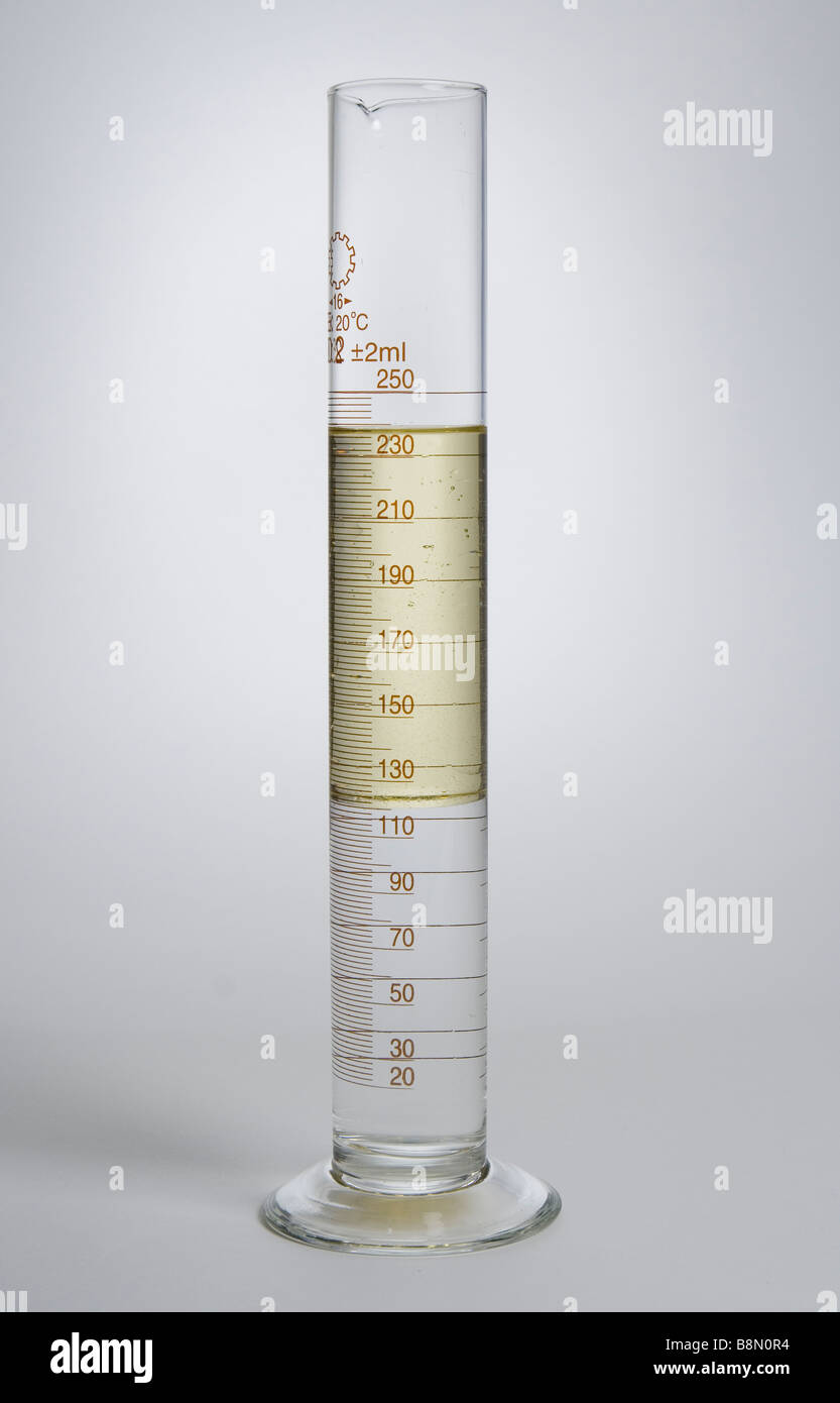 Parce qu'il est moins dense, de l'huile végétale flotte sur l'eau. Banque D'Images