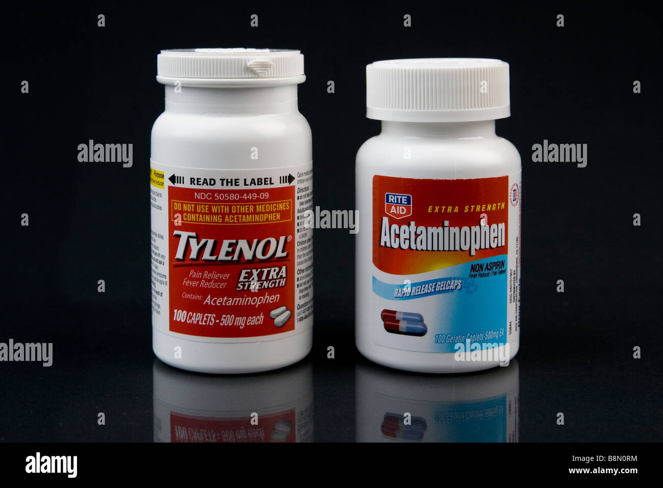 Studio shot : une bouteille de Tylenol à côté d'une bouteille d'acetaminophen générique Banque D'Images