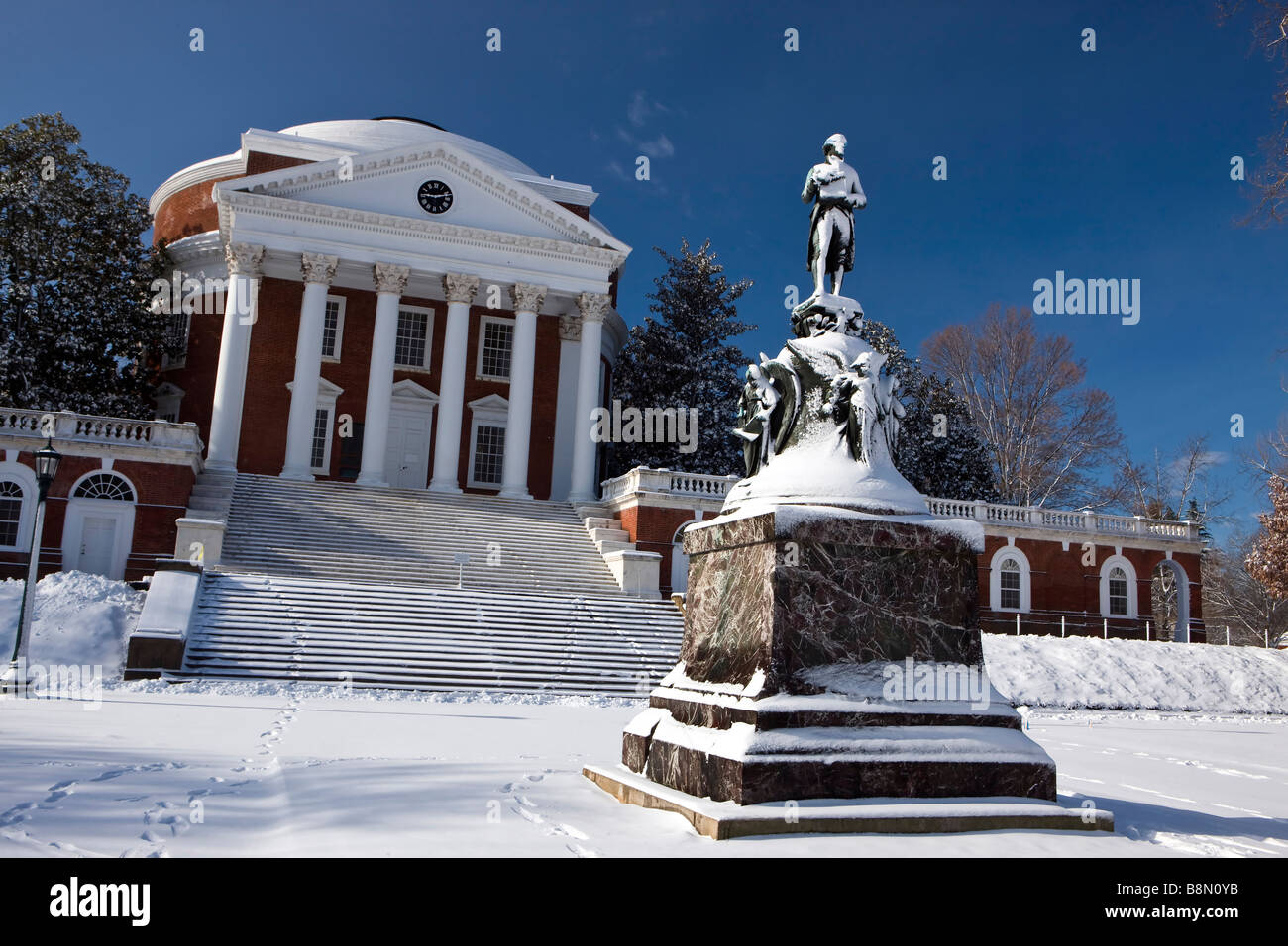 Couvert de neige statue de Thomas Jefferson en face de la Rotonde de l'Université de Virginie à Charlottesville en Virginie Banque D'Images