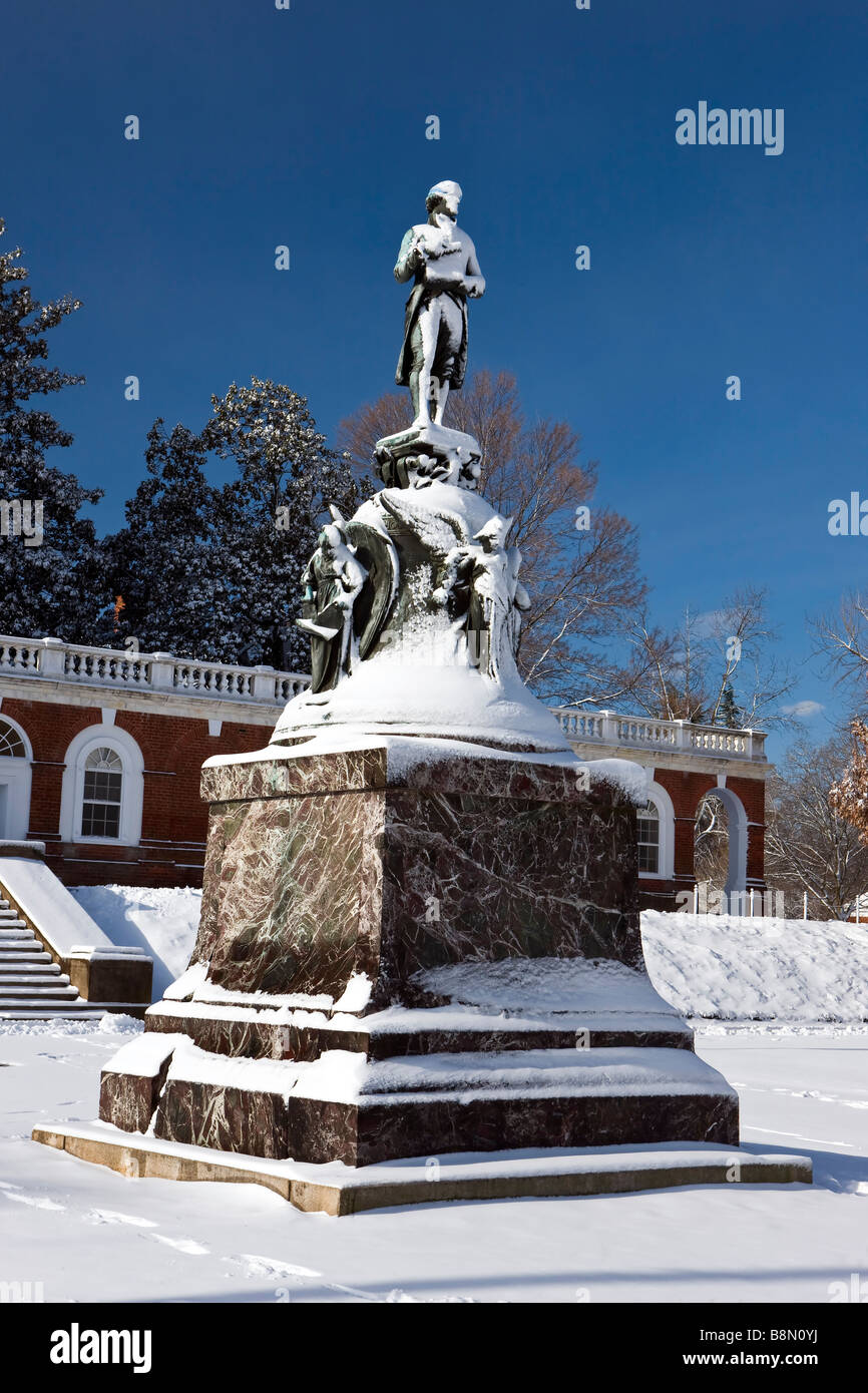 Couvert de neige statue de Thomas Jefferson à l'Université de Virginie à Charlottesville en Virginie Banque D'Images