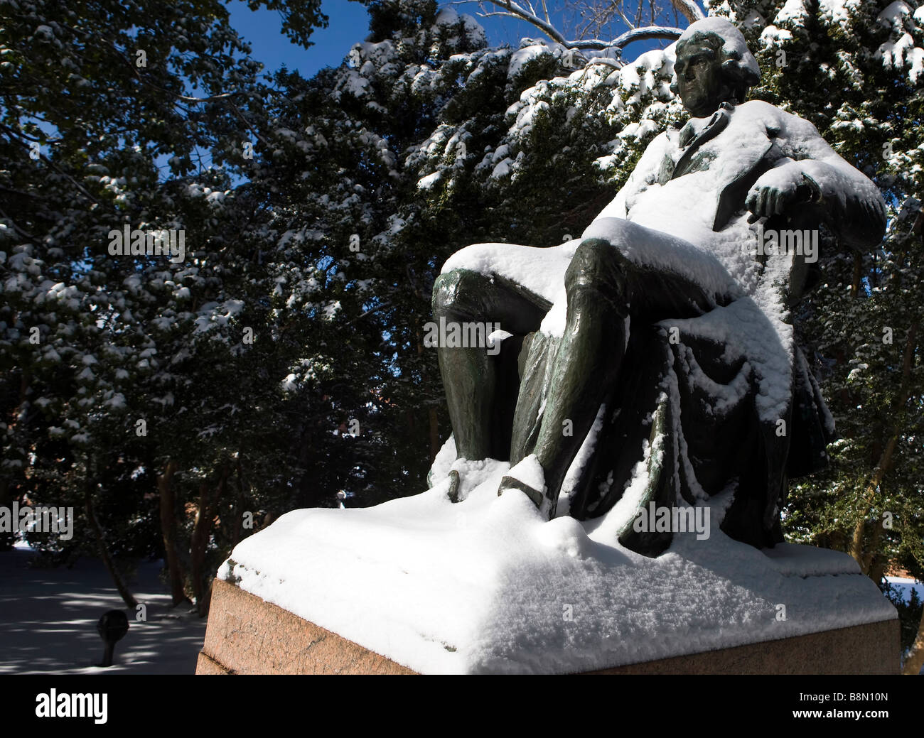 Statue de Thomas Jefferson assise recouverte de neige University of Virginia Charlottesville, en Virginie, États-Unis d'Amérique Banque D'Images