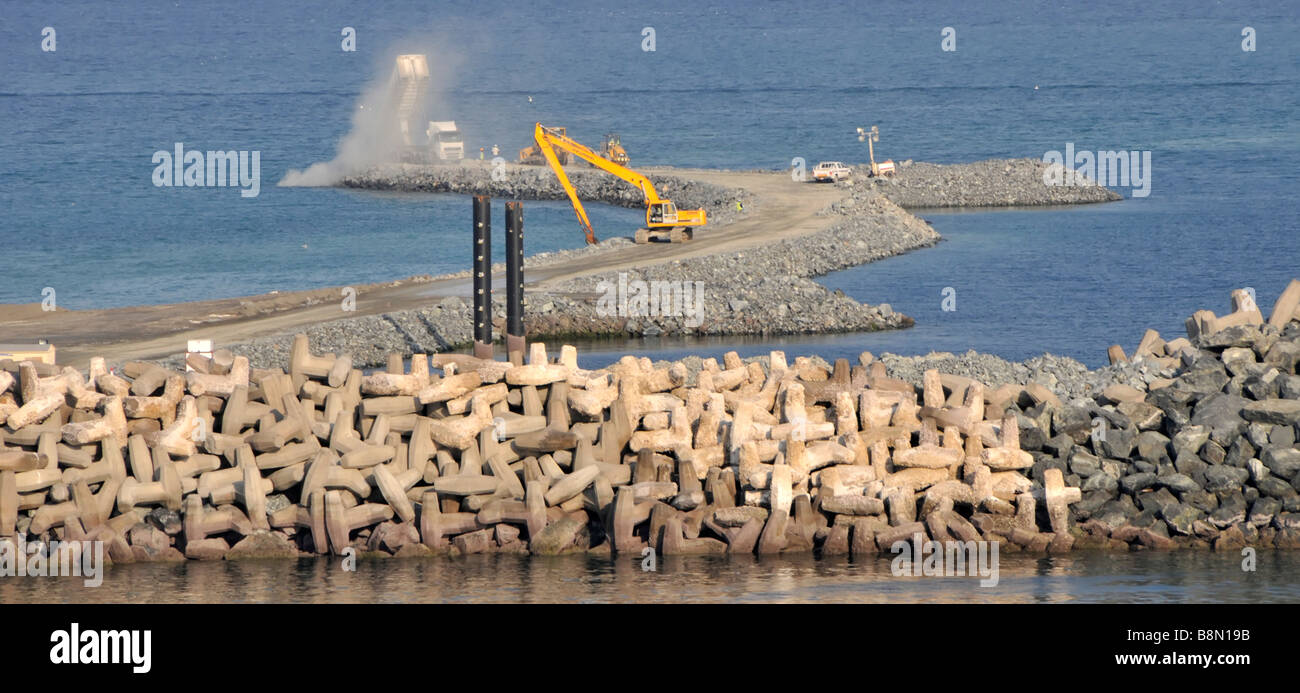 Projet d'infrastructure de génie civil étendant les installations portuaires au-delà des défenses maritimes du port de Dolosse Port de Fujairah Golfe d'Oman eau Banque D'Images