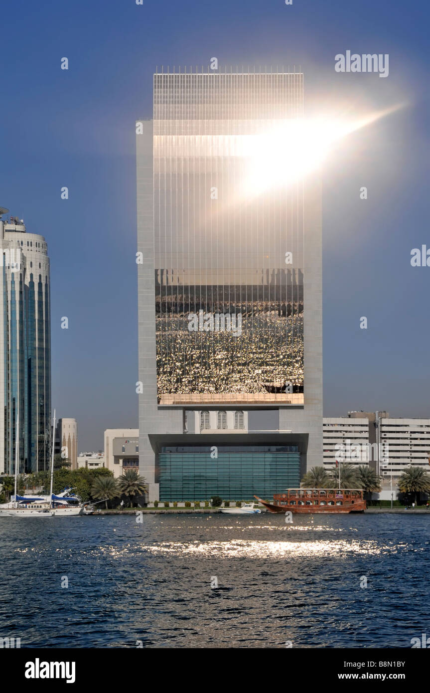 Dubaï Creek et l'architecture moderne du bâtiment incluent une façade incurvée De la Banque nationale de Dubaï et le soleil brille de verre Émirats arabes Unis Banque D'Images