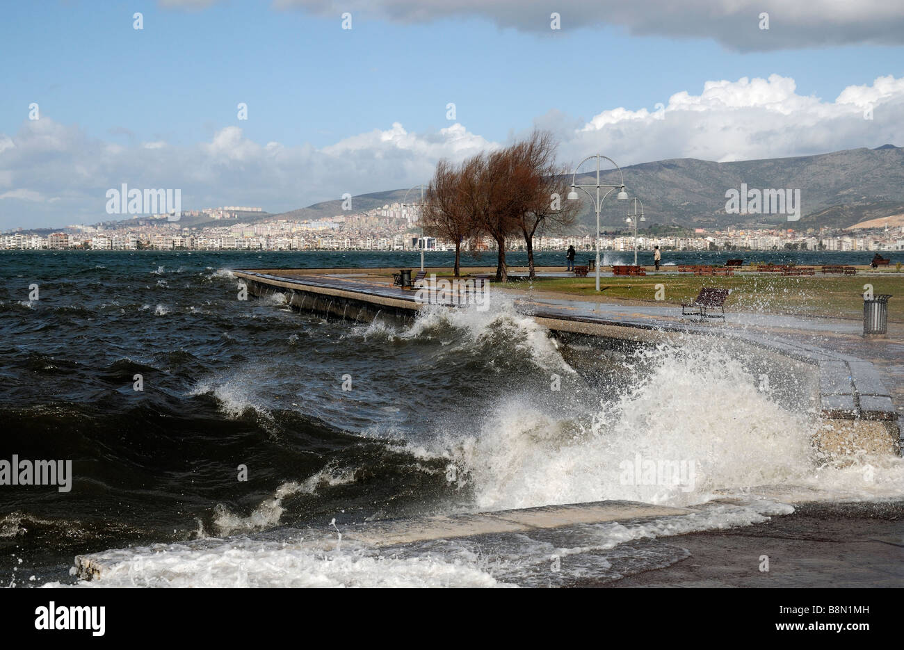 Gros temps scrash vagues s'écraser le long de la promenade au bord de l'esplande Kordon mer golfe d'Izmir turquie Banque D'Images