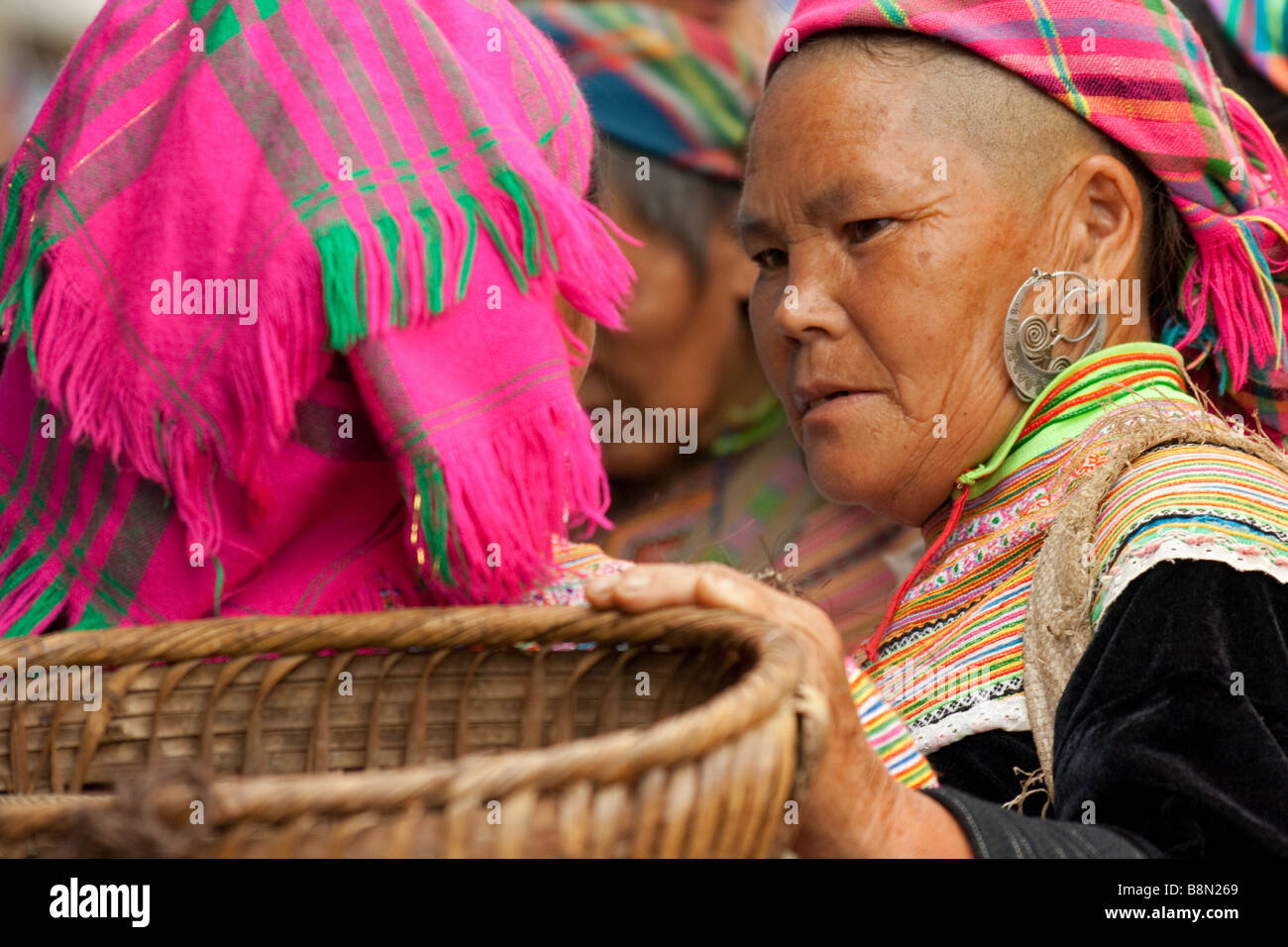 H'Mong fleurs colorées des femmes tribales le jour du marché de Bac Ha, au Vietnam. Le marché tribal et socialiser les minorités ethniques rassemblement tribal Banque D'Images