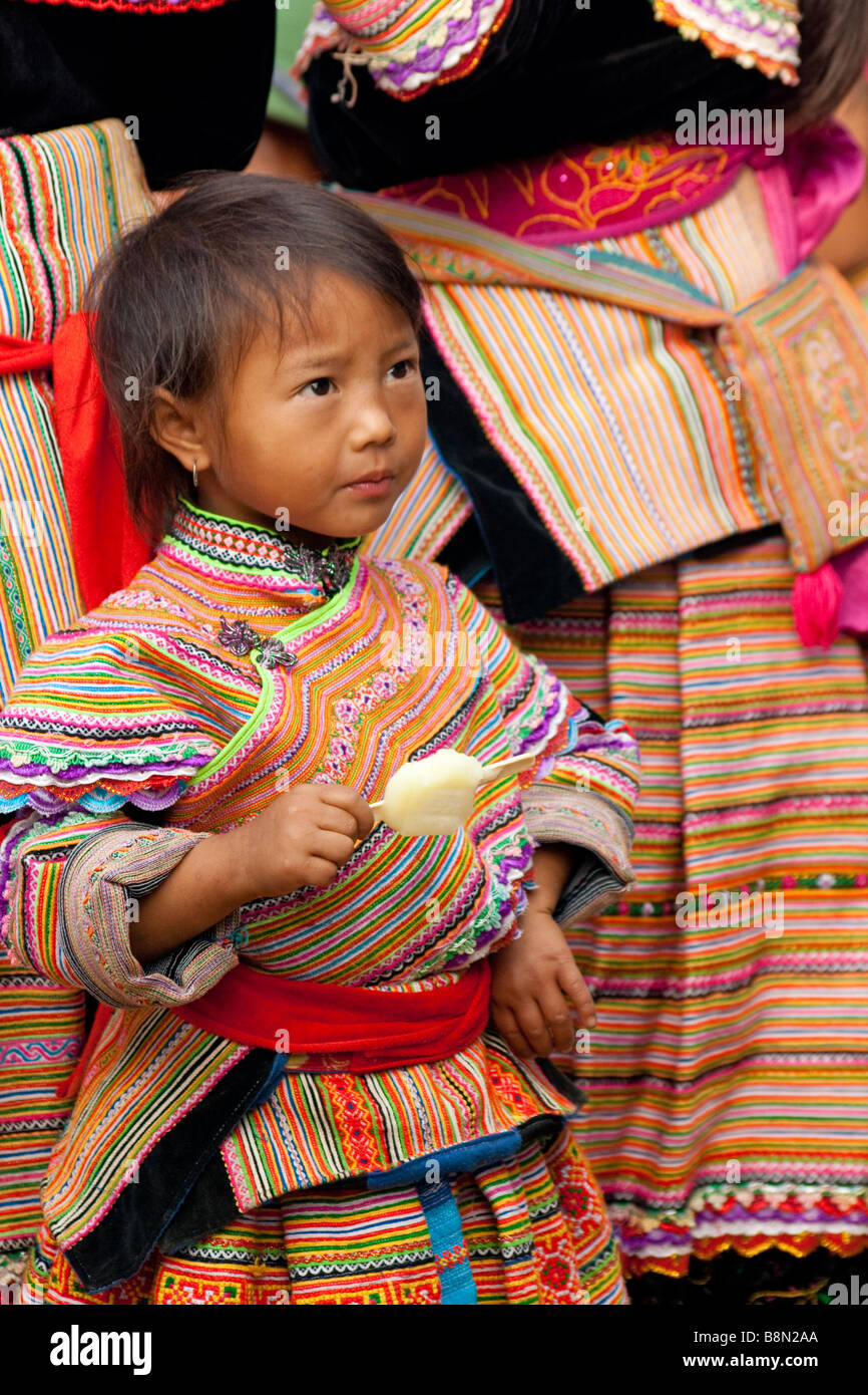 Portrait d'une fille fleur H'Mong habillé en costume traditionnel de la minorité ethnique dans Bac Ha, au Vietnam. Dessins Tribal décorer le costume Banque D'Images