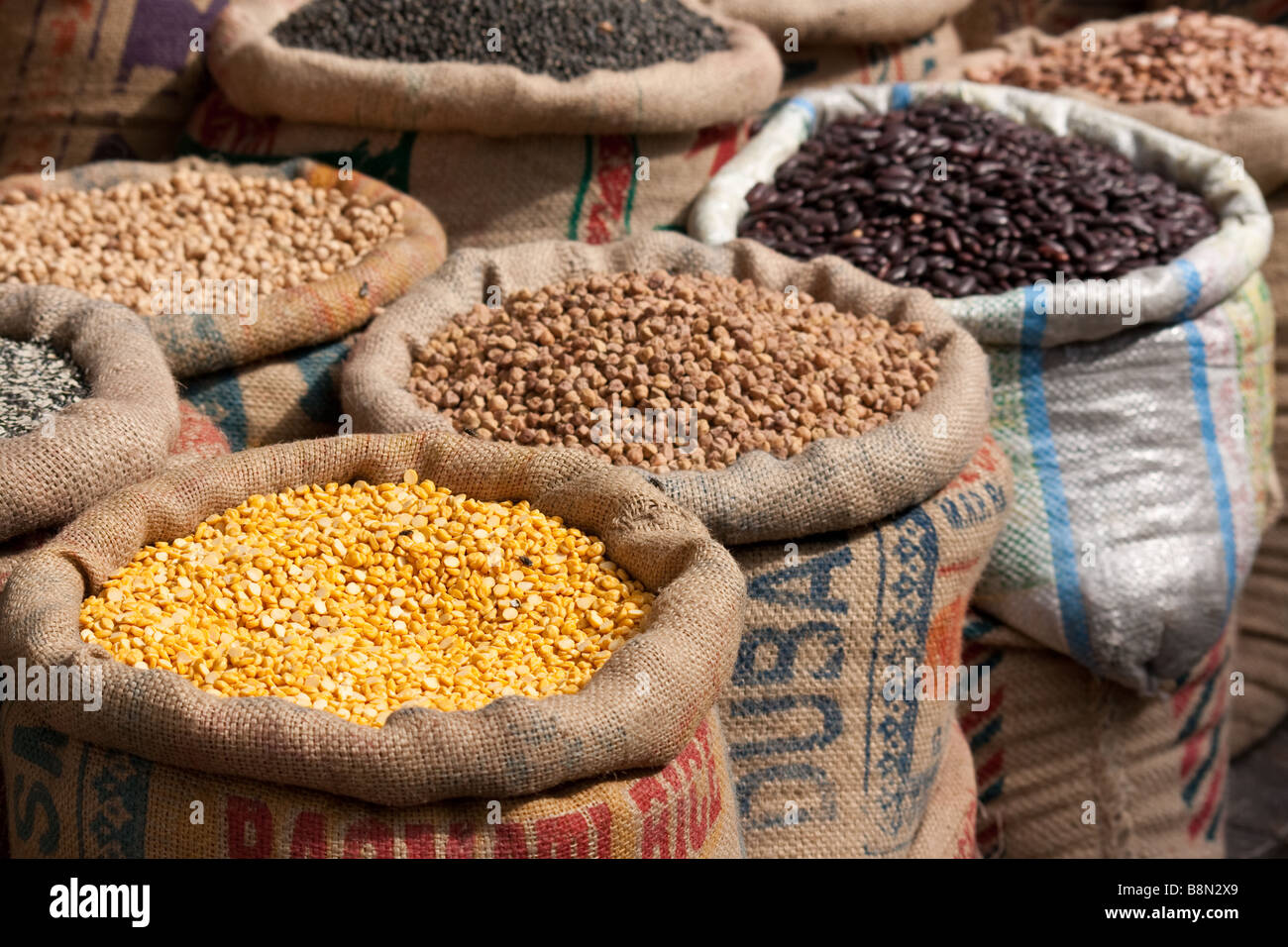 Blocage du marché de la vente de nombreux produits biologiques et naturels aliments semences saines. Sacs de légumes secs et légumineuses ou divers aliments secs en Inde avec les couleurs de l'image Banque D'Images