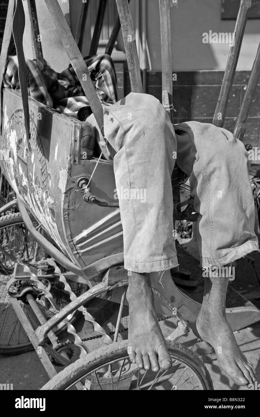 Rickshaw wallah bénéficiant d''une sieste, Varanasi, Inde Banque D'Images