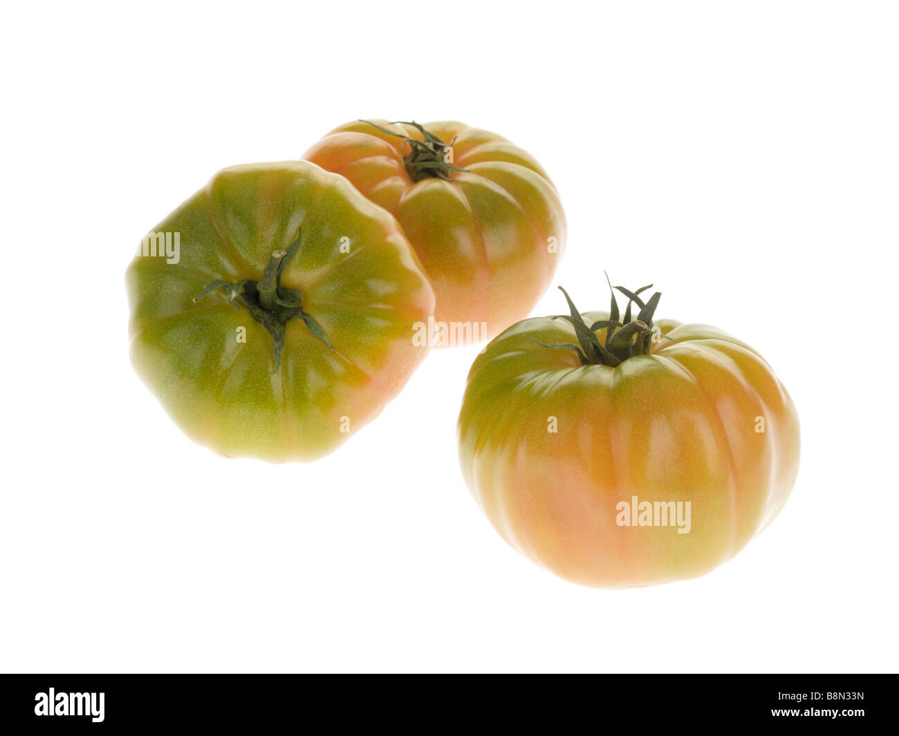 Grand frais mûrs Marmande Tomates vert isolé sur un fond blanc avec aucun peuple et un chemin de détourage Banque D'Images