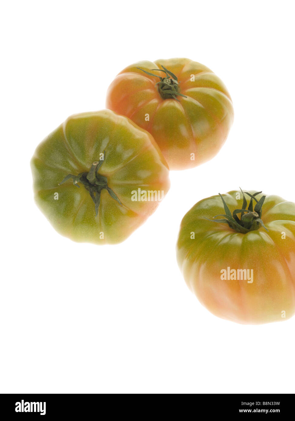 Grand frais mûrs Marmande Tomates vert isolé sur un fond blanc avec aucun peuple et un chemin de détourage Banque D'Images