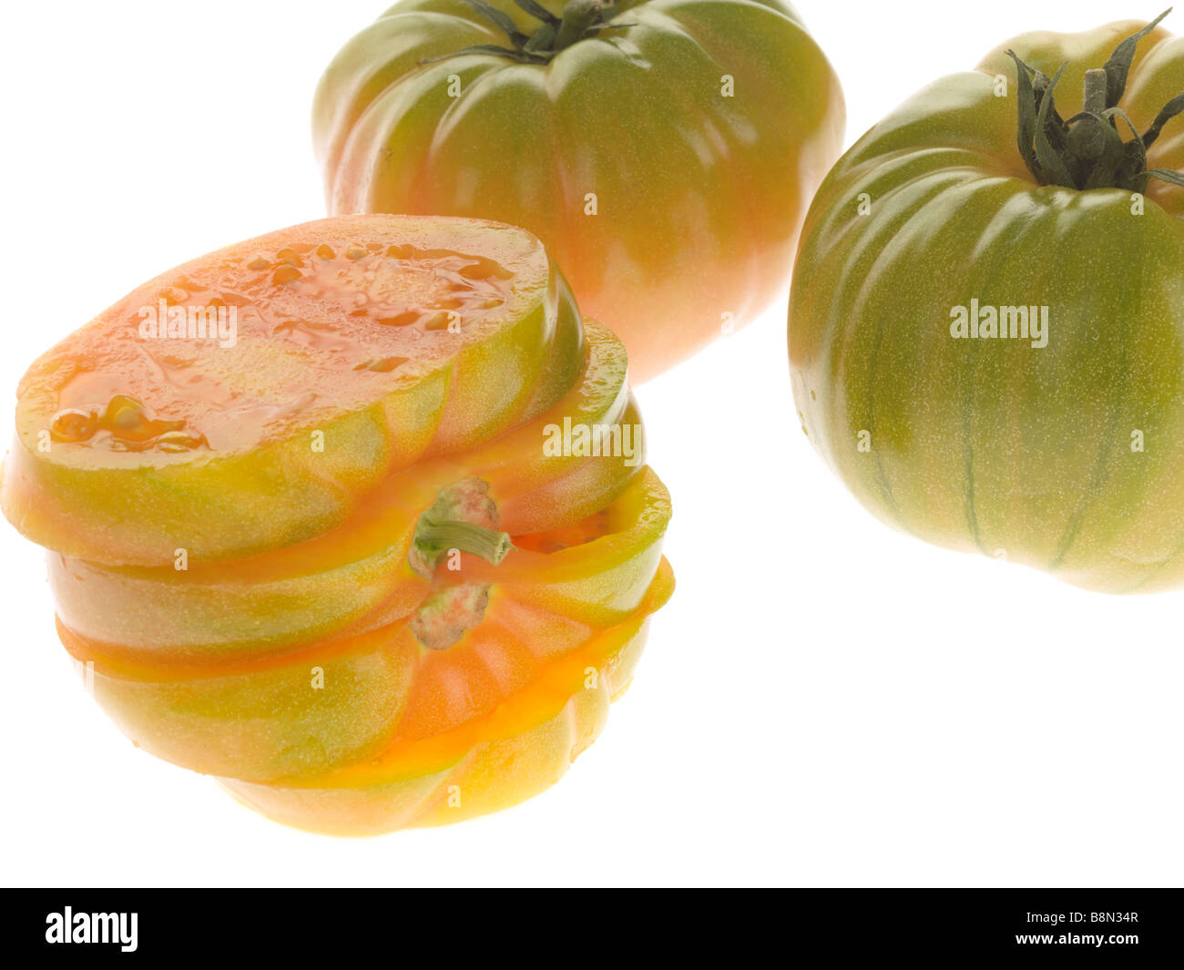 Grand frais mûrs Marmande Tomates vert isolé sur un fond blanc avec aucun peuple et un chemin de détourage Banque D'Images