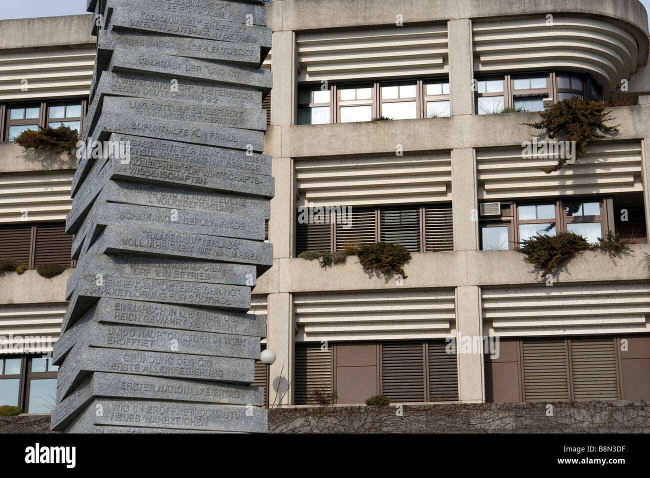 Monument en granit moderne avec le le nouvel hôtel de ville - Neues Rathaus - dans l'arrière-plan - Linz - Autriche Banque D'Images
