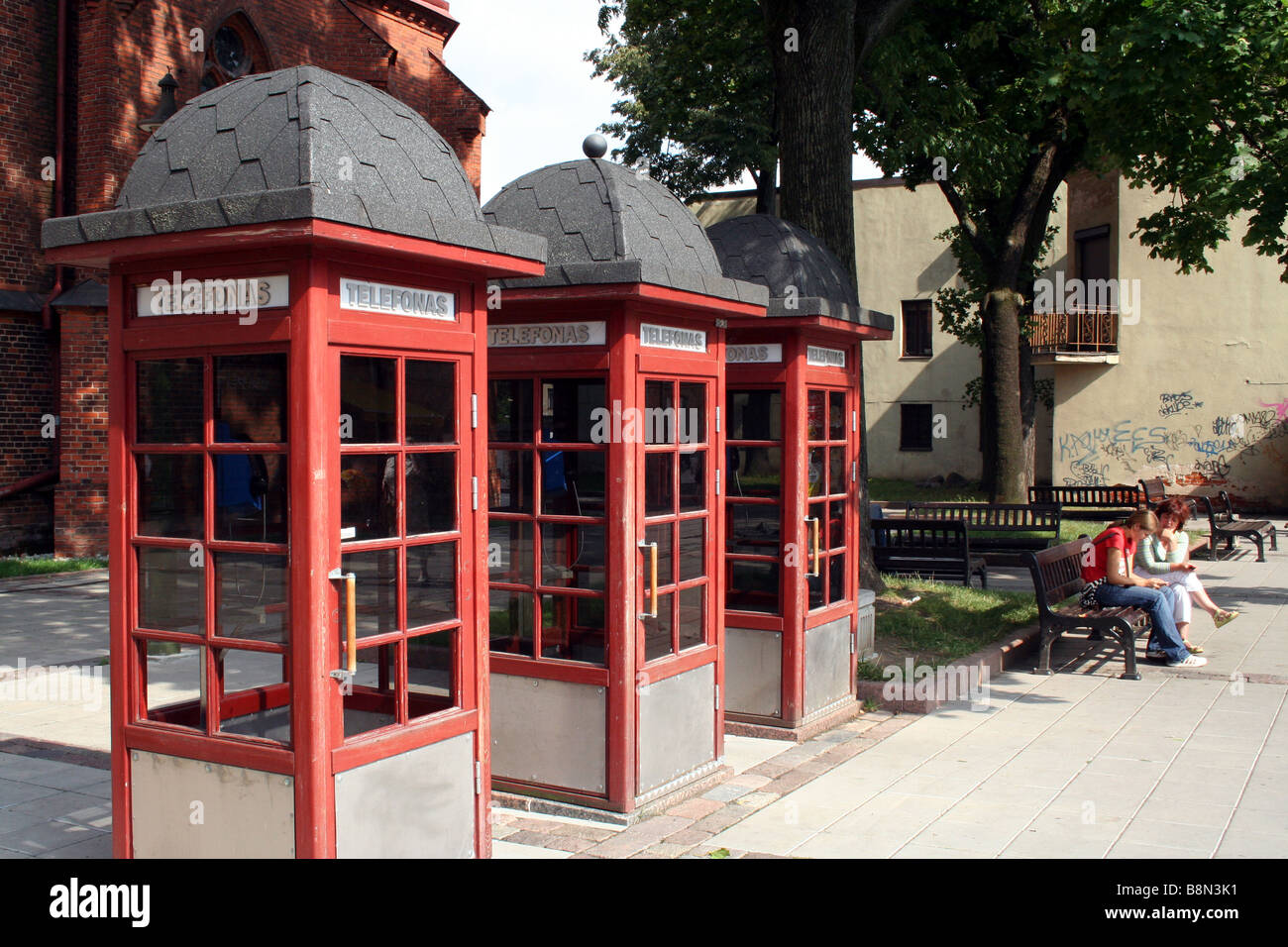 Des cabines téléphoniques sur Laisves Aleja à Kaunas En Lituanie Banque D'Images