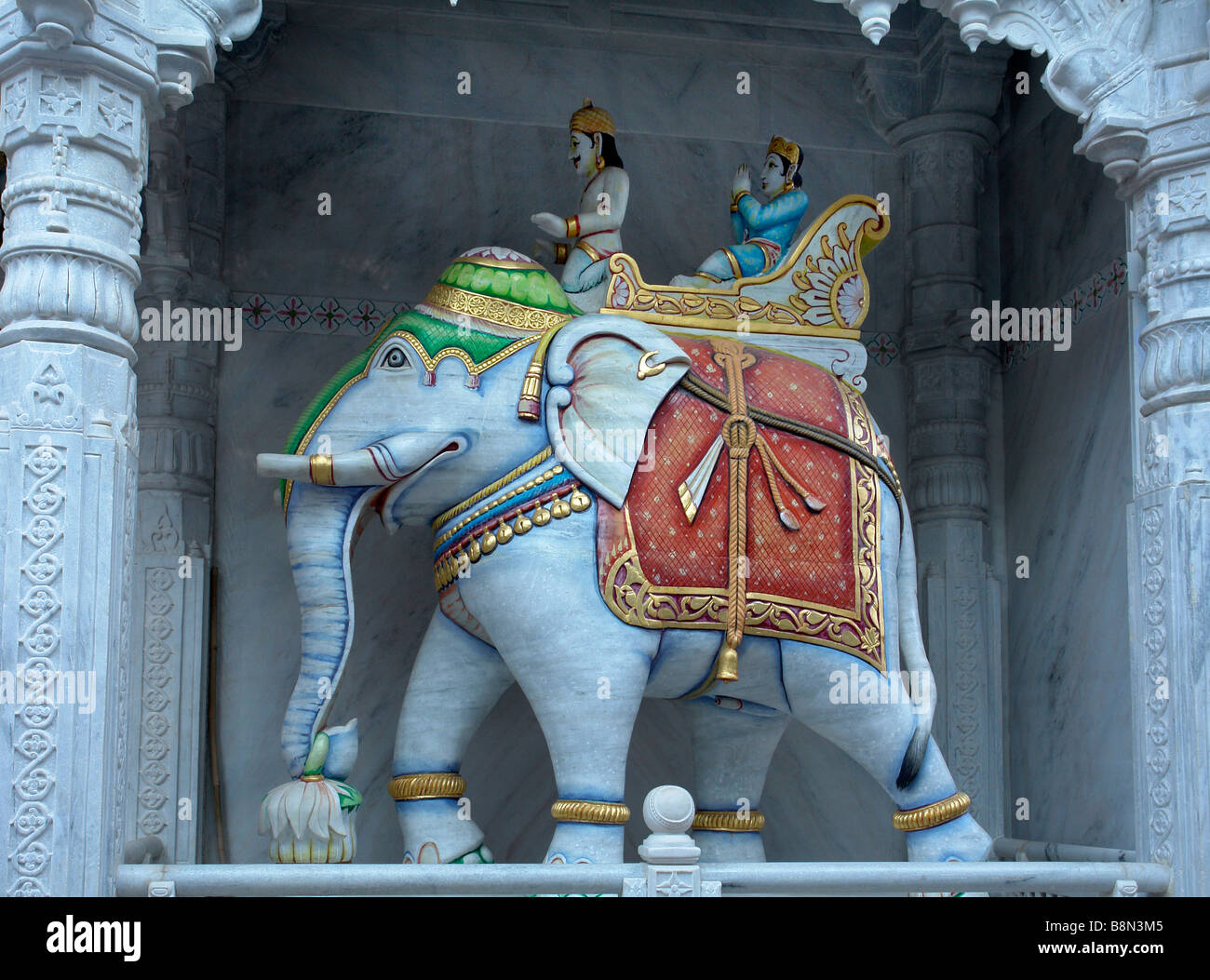 Éléphant statue à l'extérieur d'un temple dans le village indien de ghanerao Banque D'Images