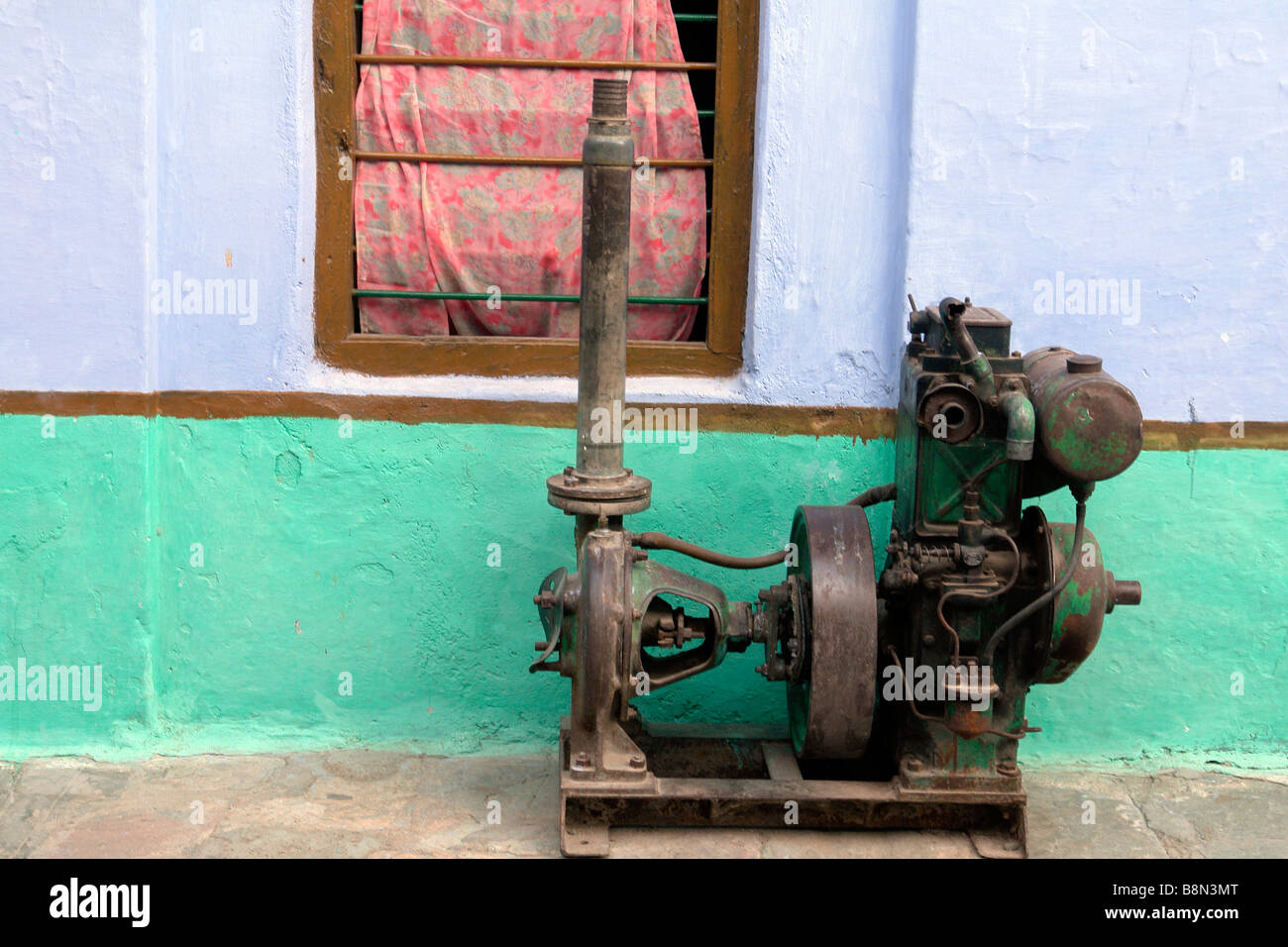 Ancien moteur stationnaire dans les rues de ghanerao Banque D'Images