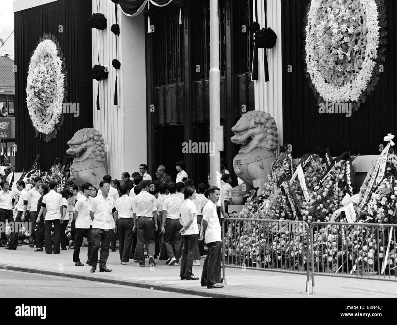 En deuil à l'extérieur de la Banque de Chine à Hong Kong sur la mort du président Mao Tse Tung Octobre 1976 Banque D'Images