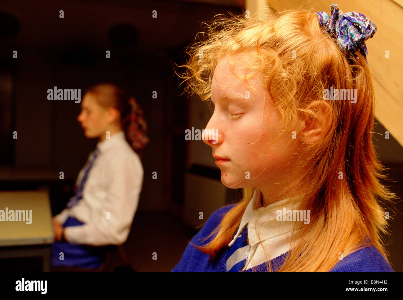 Maharishi School, Skelmersdale, West Lancashire, Angleterre, Royaume-Uni  Un élève médite dans le cadre des cours de méditation transcendantale. Banque D'Images