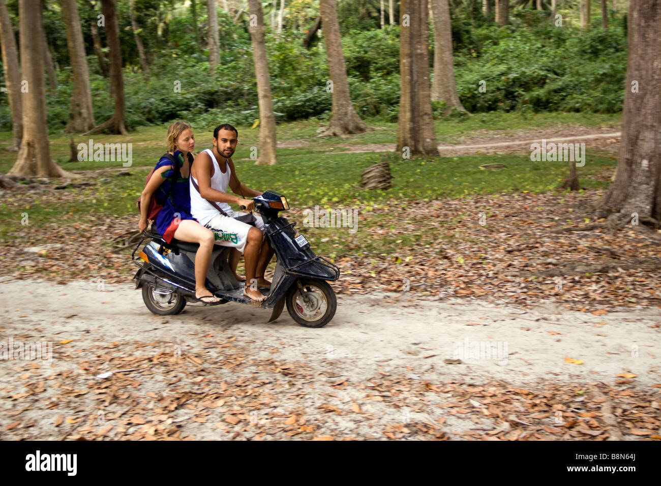 Andaman et Nicobar Inde Havelock island Radha Nagar forêt côtière circonscription tourisme moto illégalement par forest Banque D'Images