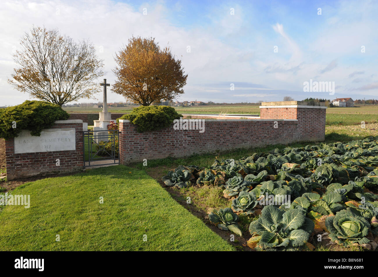 Un cimetière militaire britannique contenant des milliers de tombes de guerre de la Première Guerre mondiale, Ypres, Belgique Banque D'Images