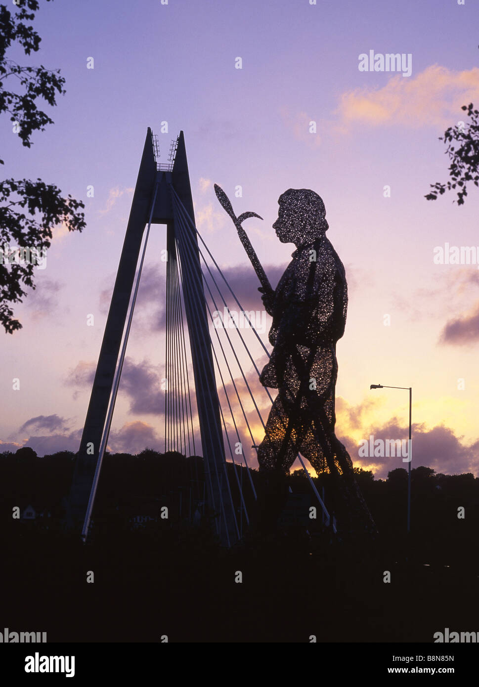 Statue chartiste et Bridge au coucher du soleil Blackwood Caerphilly County Wales UK Banque D'Images
