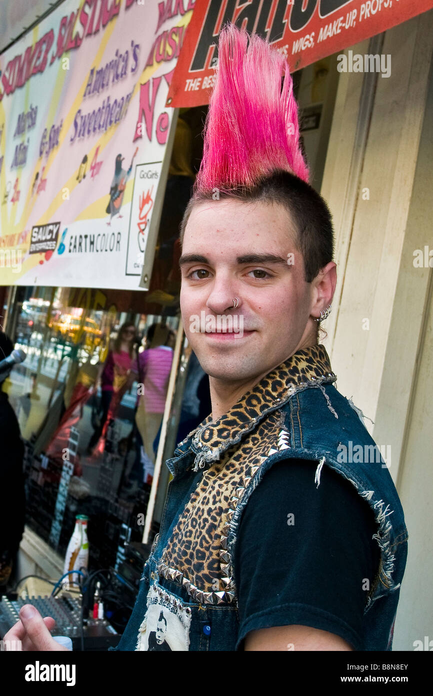 Jeune punk avec coiffure mohawk rose Banque D'Images