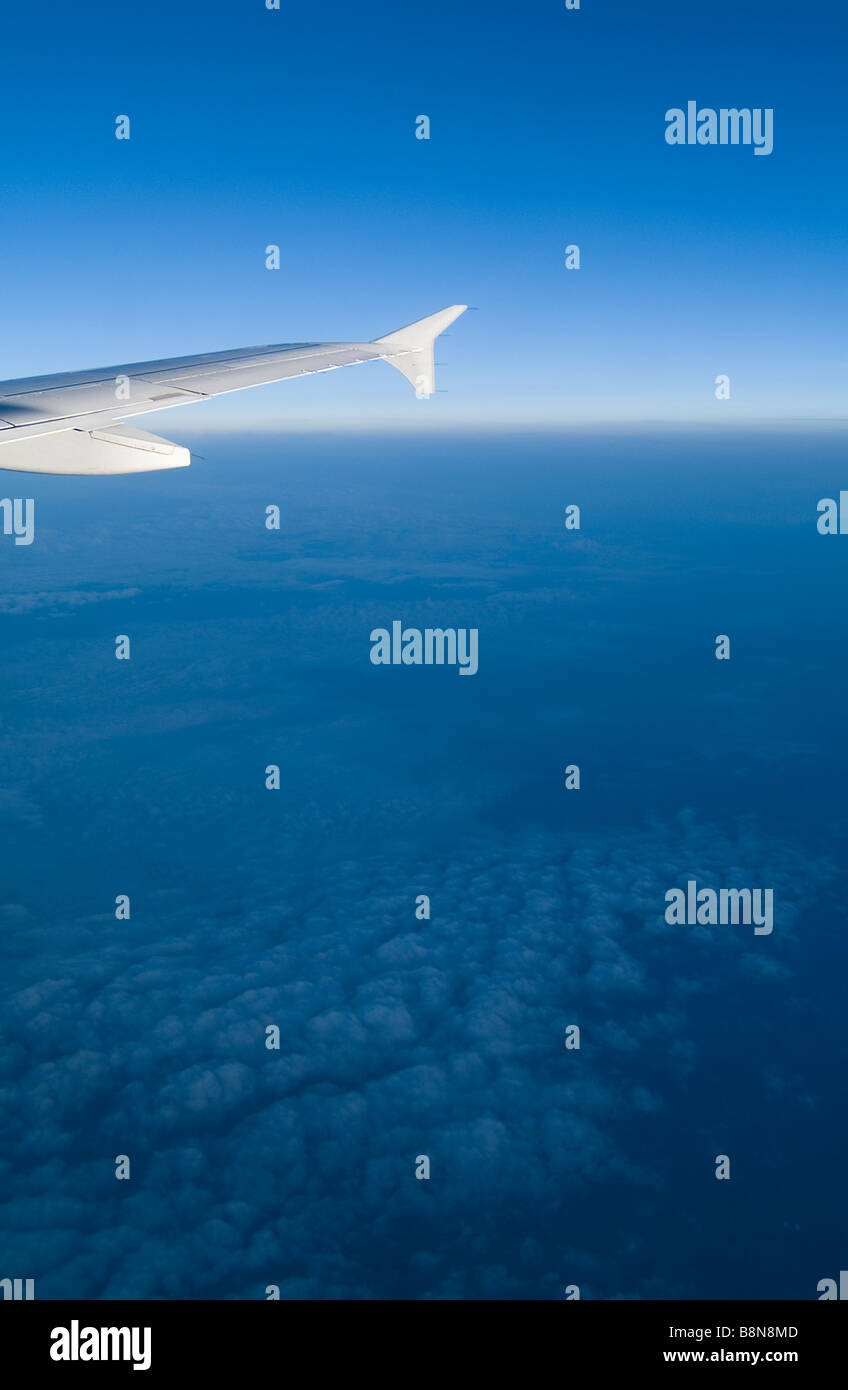 Aile d'avion avec ciel bleu, nuages et Horizon Banque D'Images