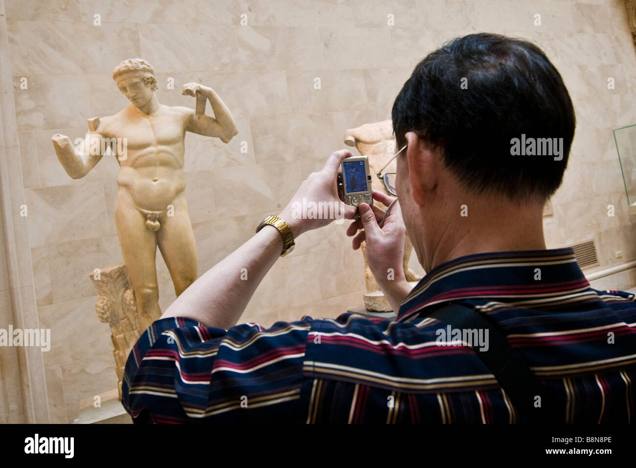 Visiteur photographier une sculpture classique au Metropolitan Museum of Art Banque D'Images