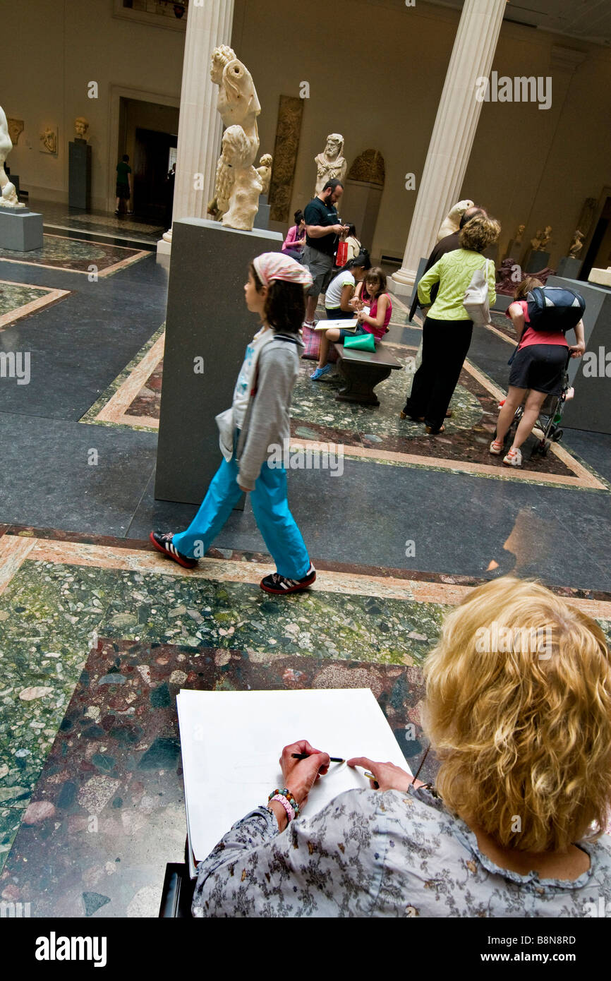 Affichage des visiteurs une exposition de sculpture classique au Metropolitan Museum of Art Banque D'Images