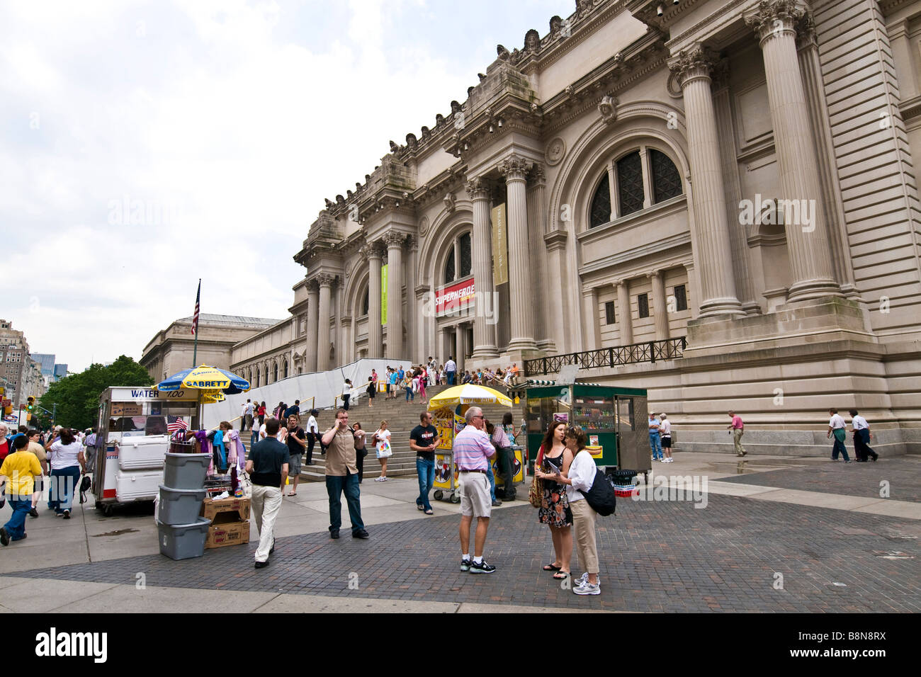Scène de rue avec des gens et des rafraîchissements se trouve à l'extérieur du Metropolitan Museum of Art Banque D'Images