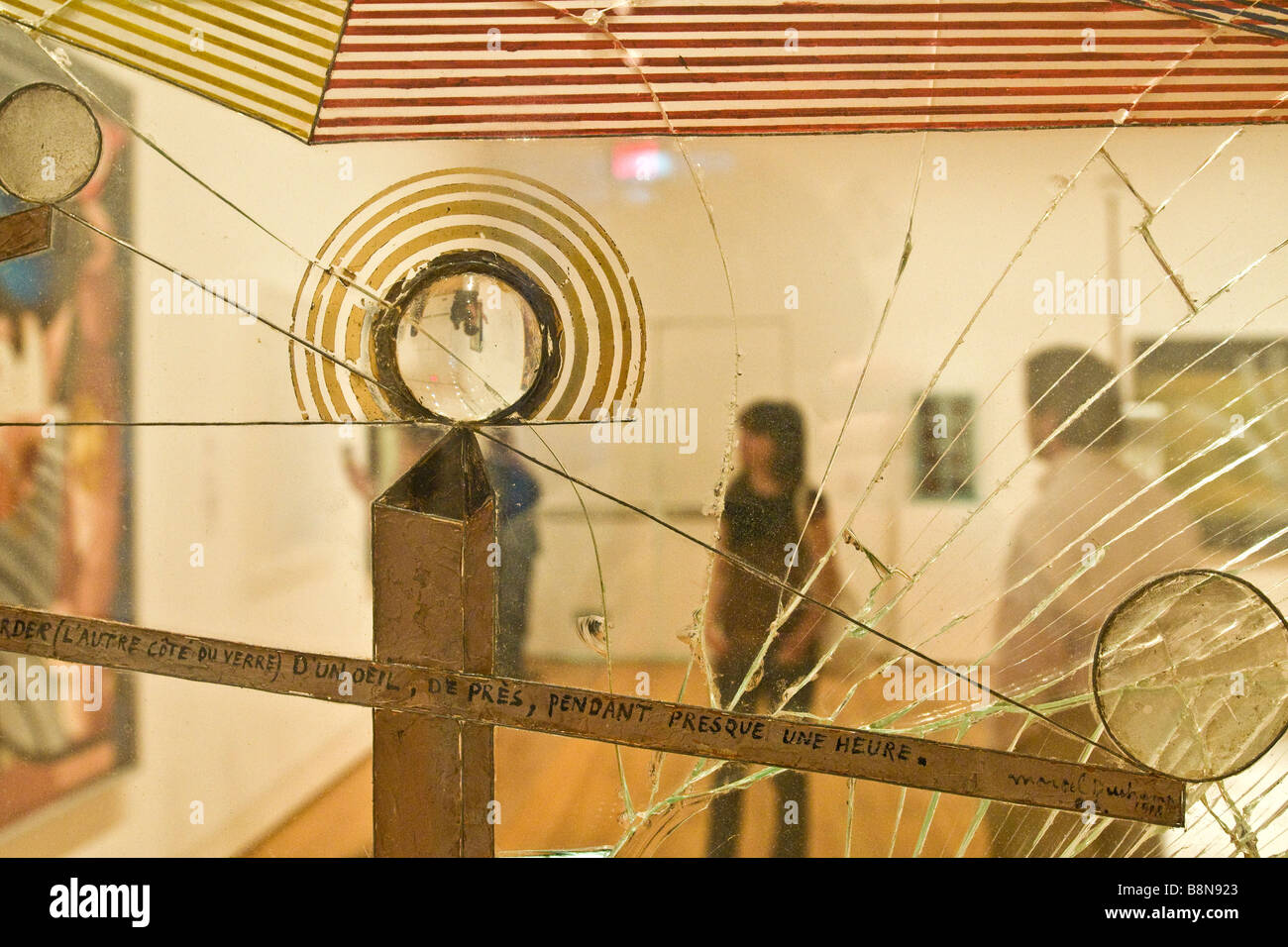 Les visiteurs du Musée d'art moderne reflète dans une exposition mettant un miroir brisé. Banque D'Images