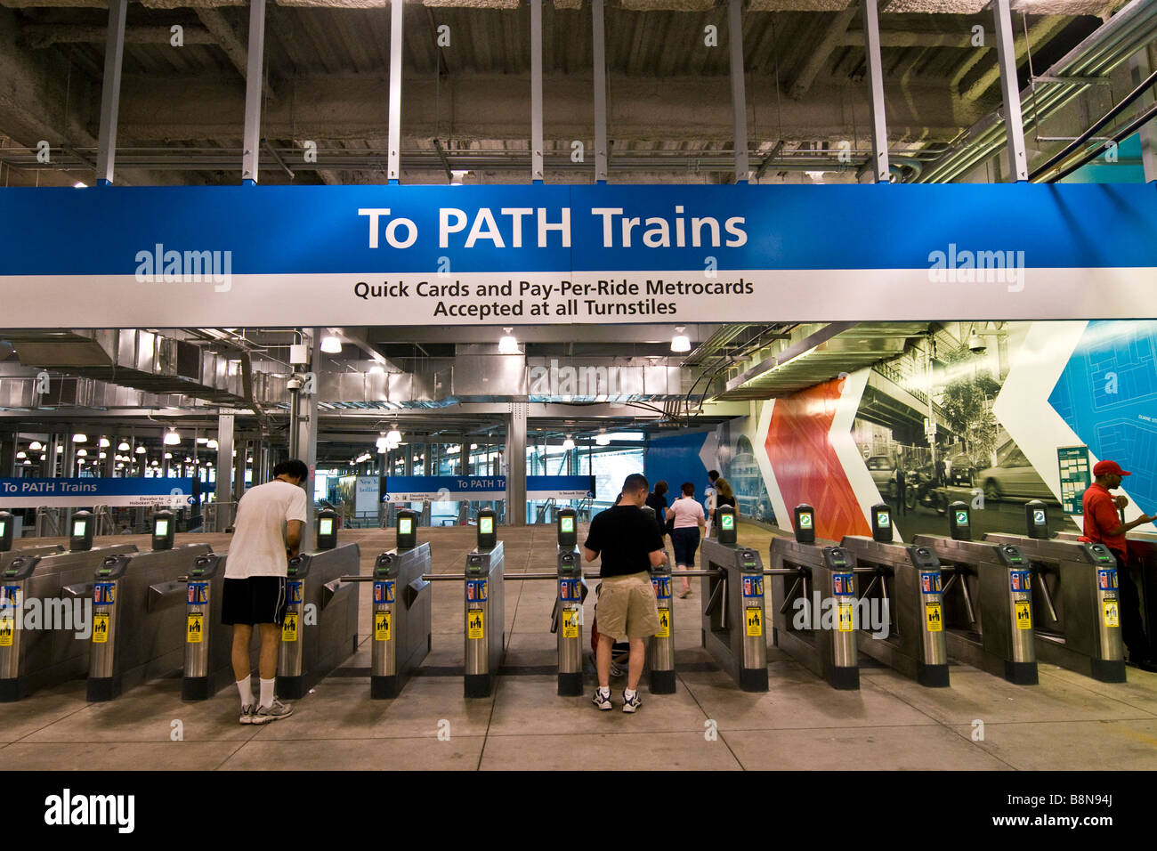 Les passagers passant par les tourniquets au World trade center subway station Banque D'Images