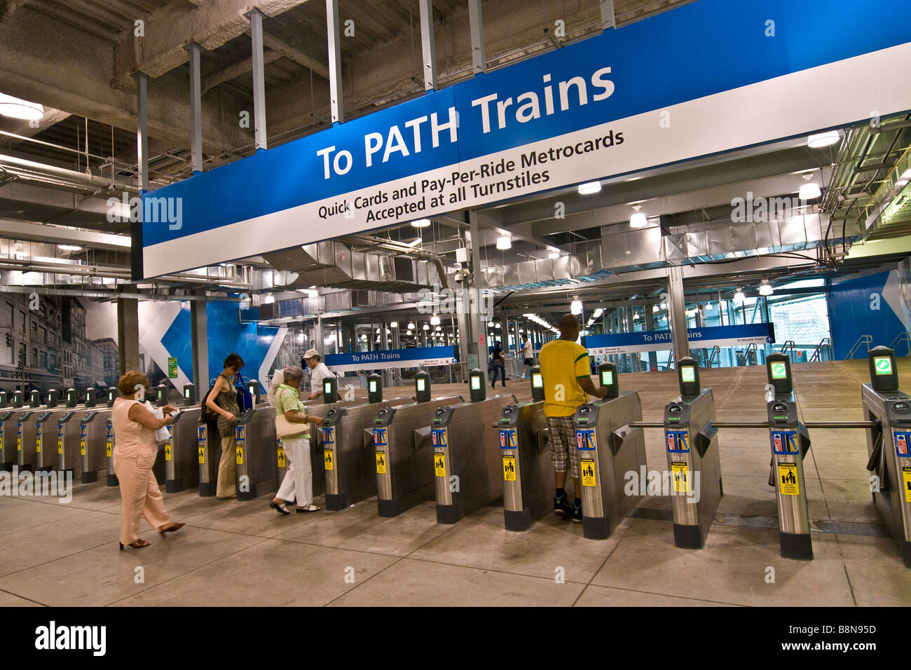 Les passagers passant par les tourniquets au World trade center subway station Banque D'Images