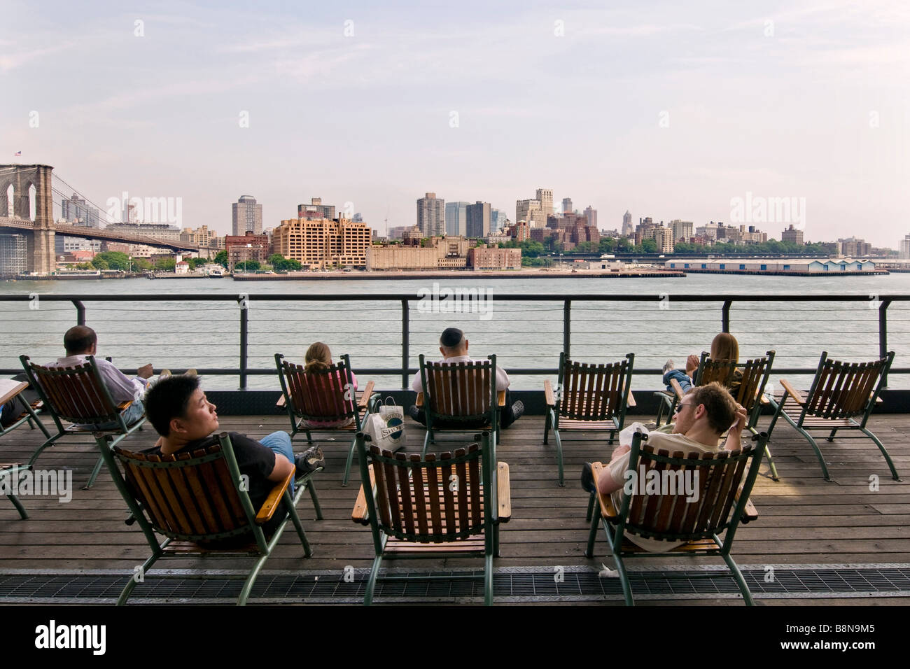 Les touristes se détendre sur une excursion en bateau autour de l'East River Banque D'Images