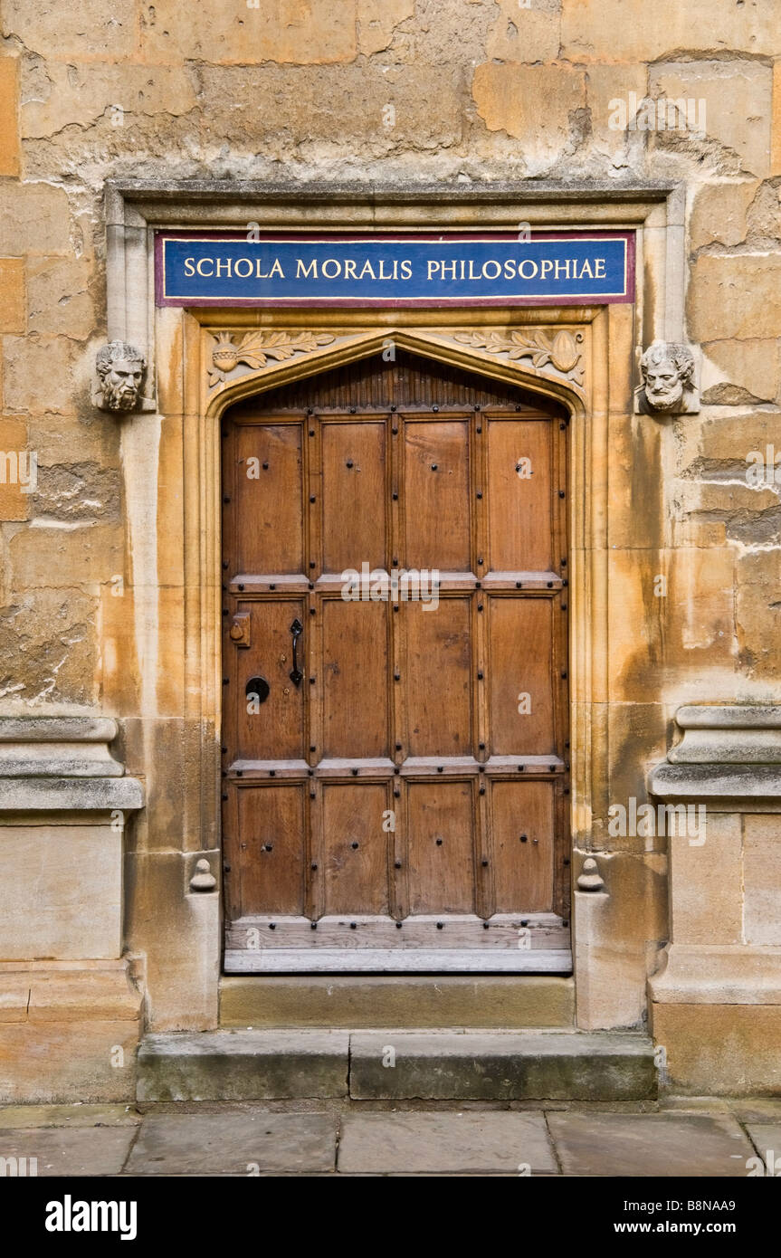 Porte de Schola Moralis Philosophiae à l'ancienne école du quadrangle à la Bodleian Library Banque D'Images